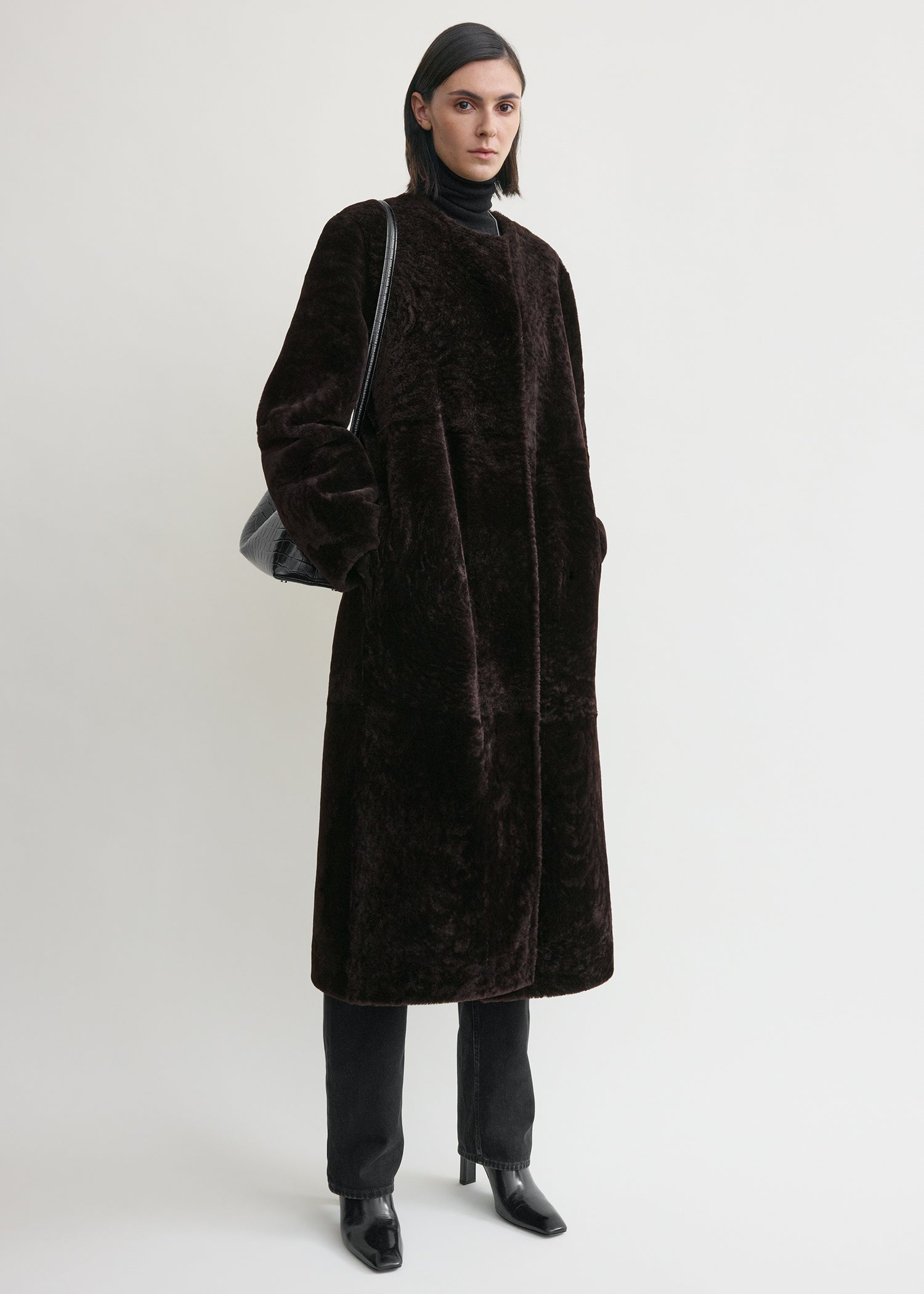 Soft shearling coat bark – TOTEME