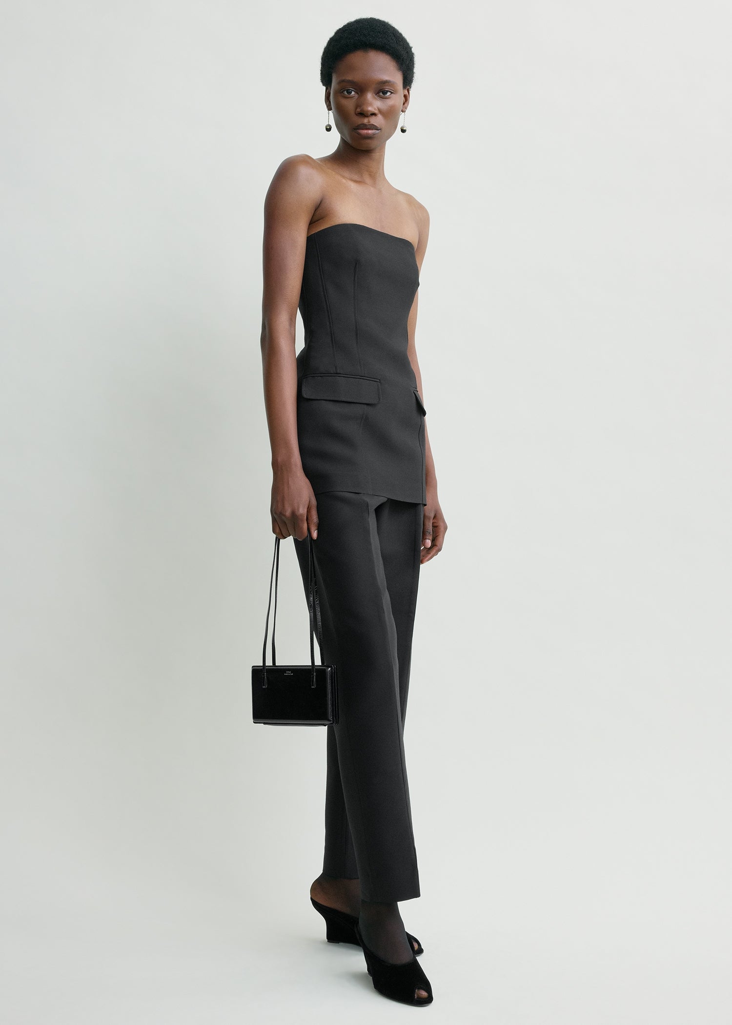 Strapless crepe pocket top black – TOTEME