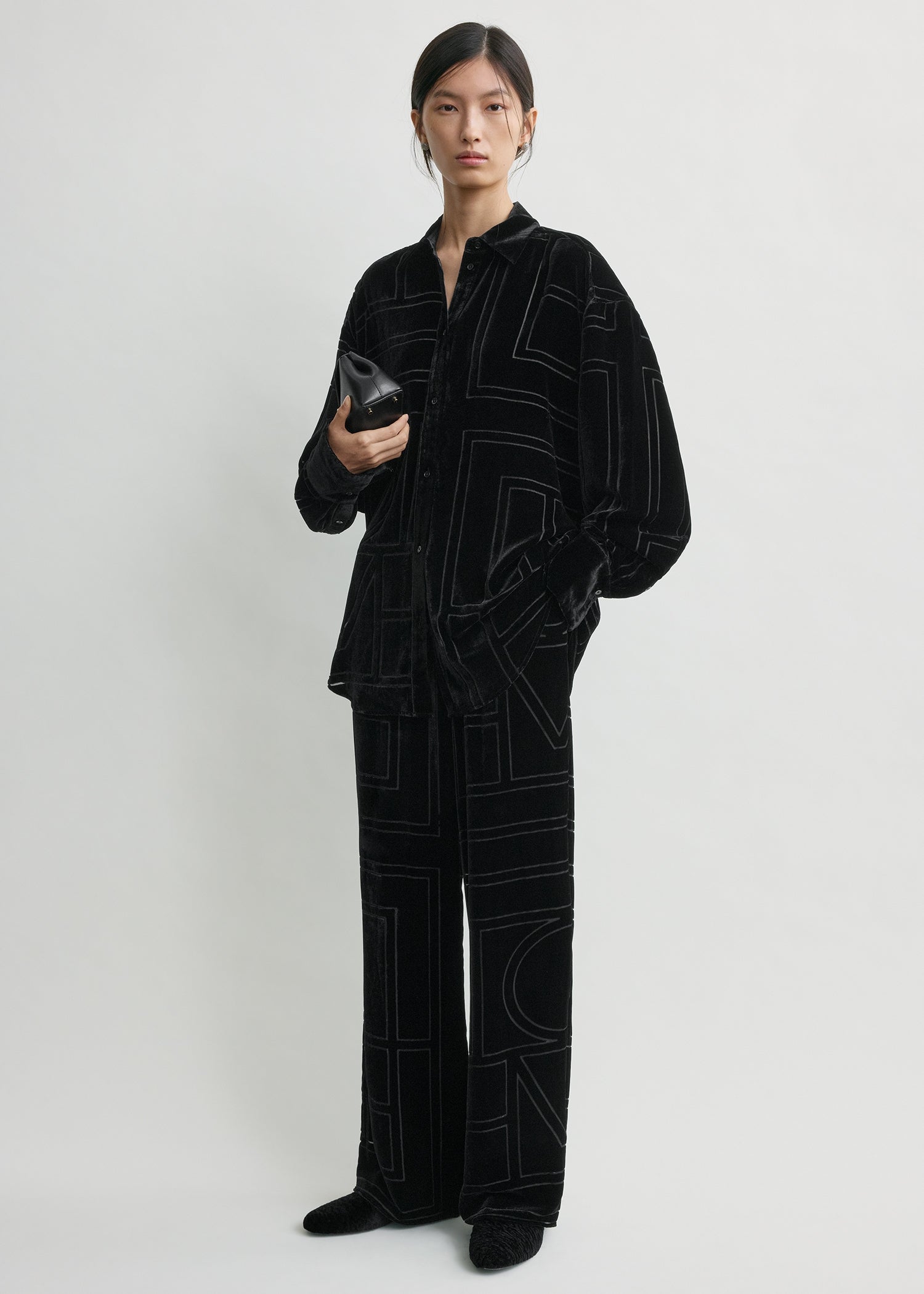 トーテムボリュームブラウス TOTEM Oversized devoré shirt black – TOTEME