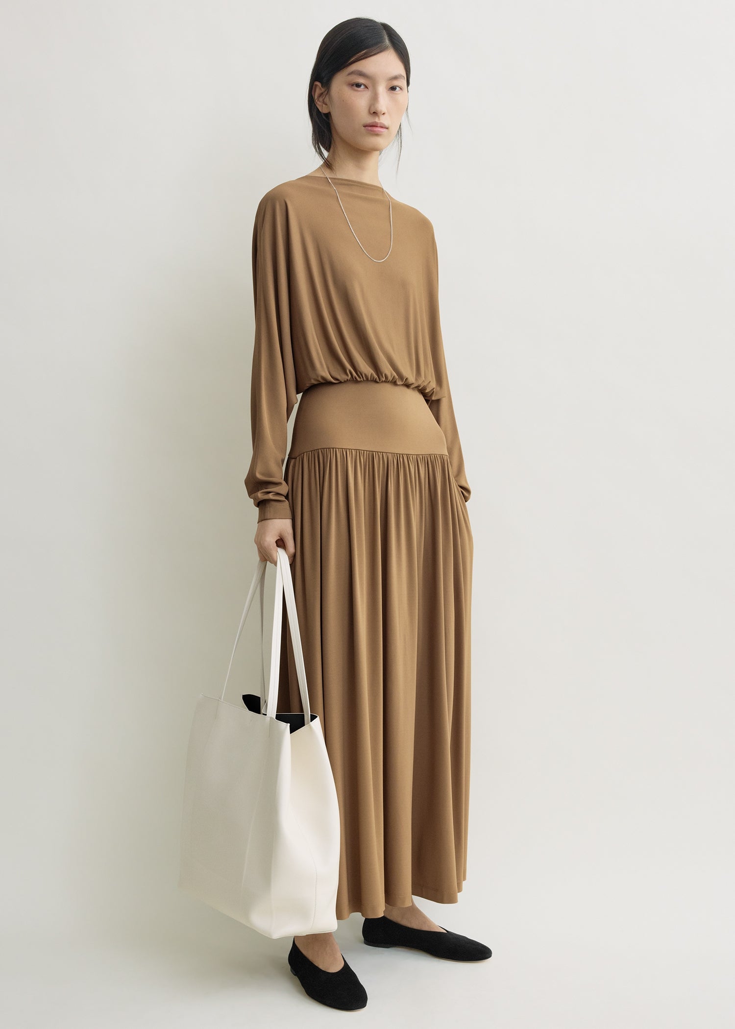 Boatneck jersey dress nutmeg – TOTEME