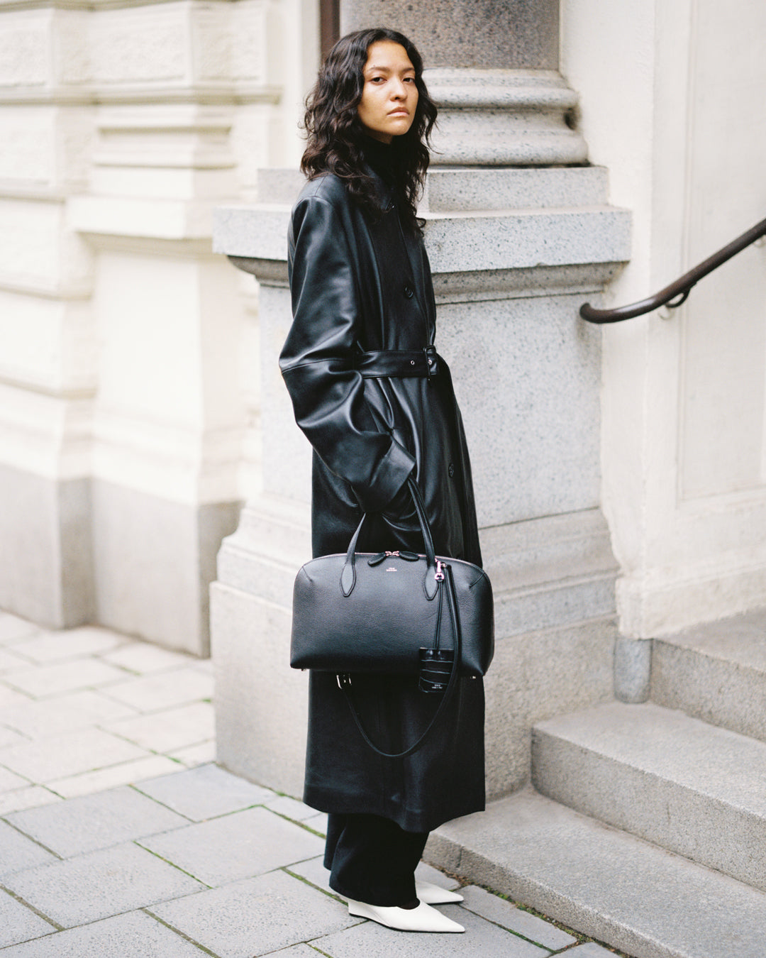 Belted leather bucket bag bark – TOTEME