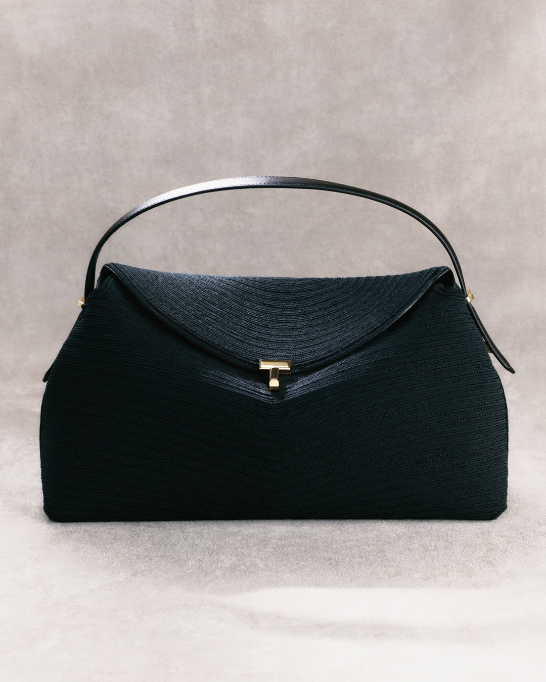 Medium belted grained-leather tote black – TOTEME