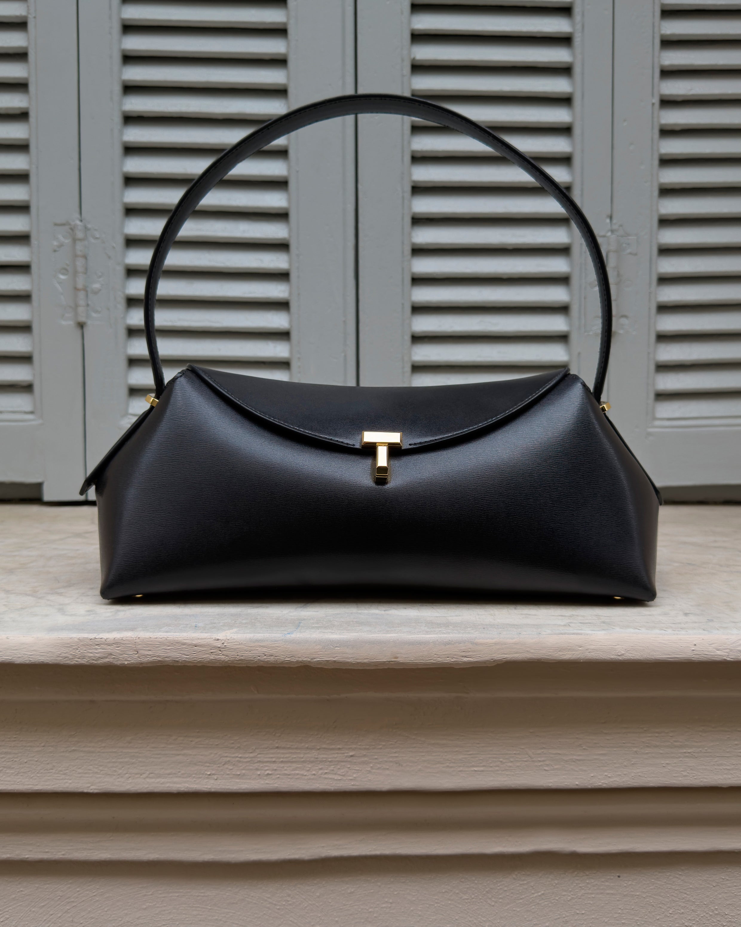 Small belted grained-leather tote black – TOTEME