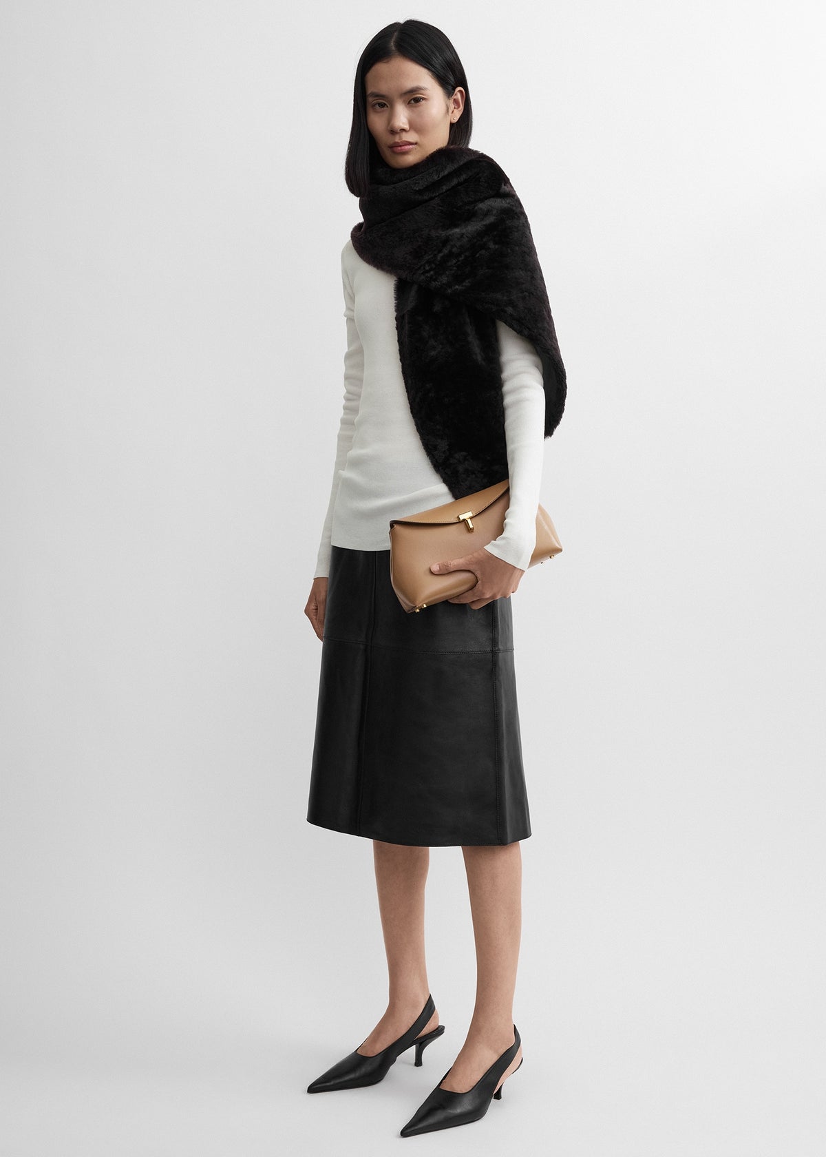 T-lock leather clutch camel