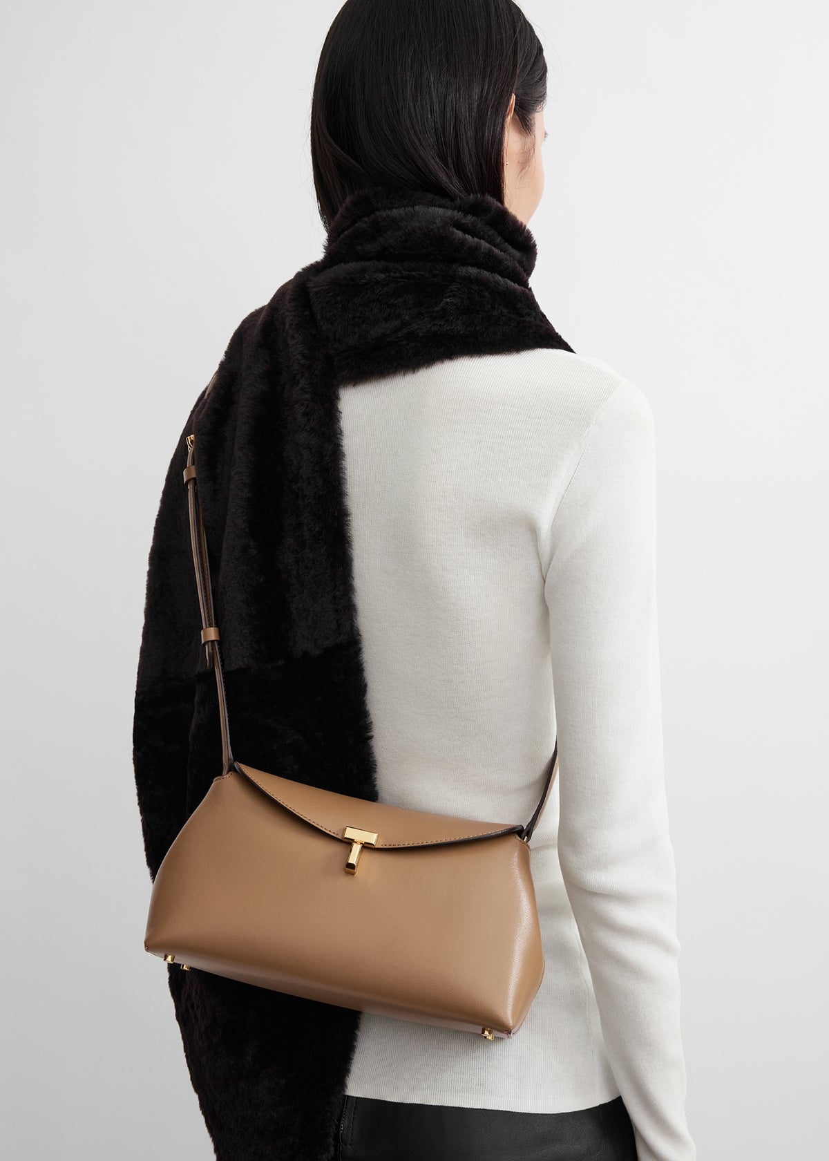 T-lock leather clutch camel