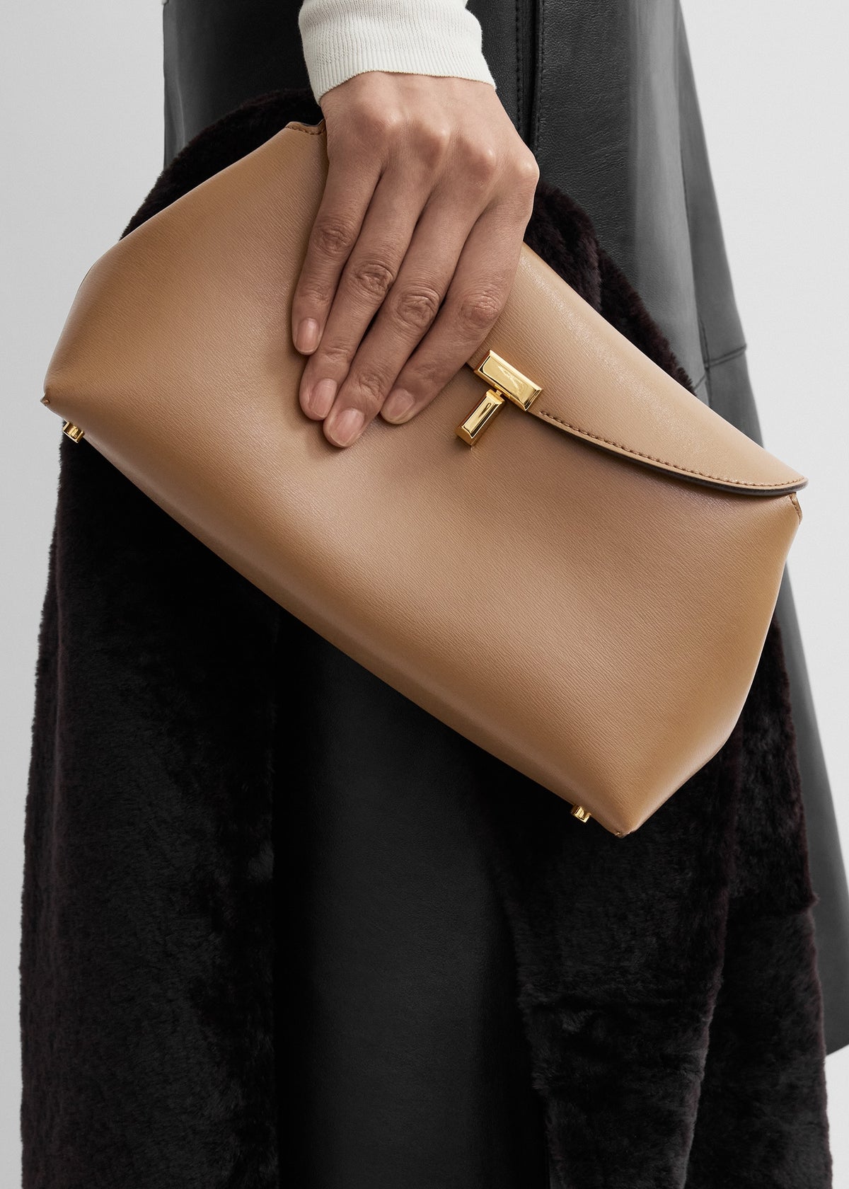T-lock leather clutch camel