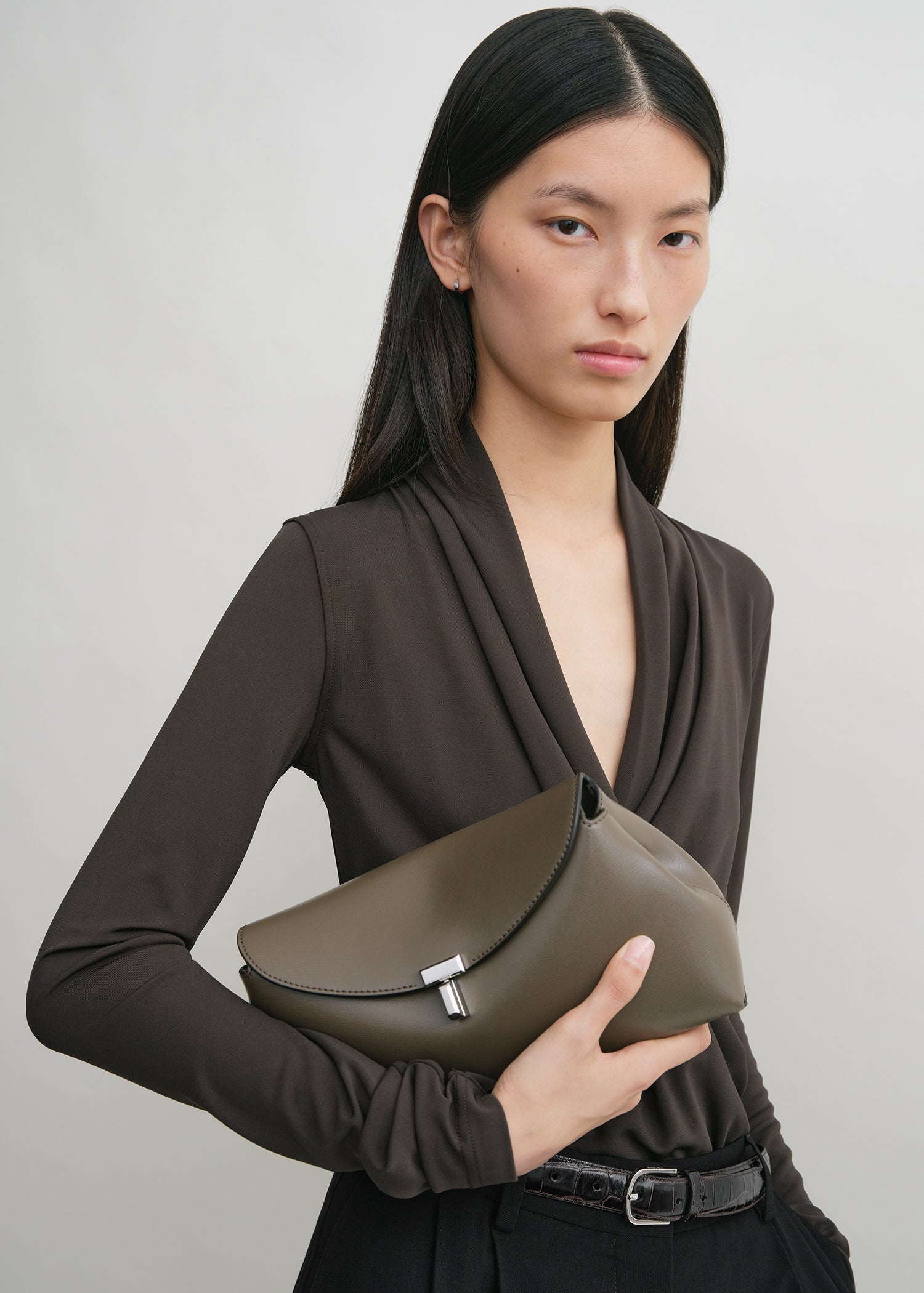 T-lock leather clutch ash