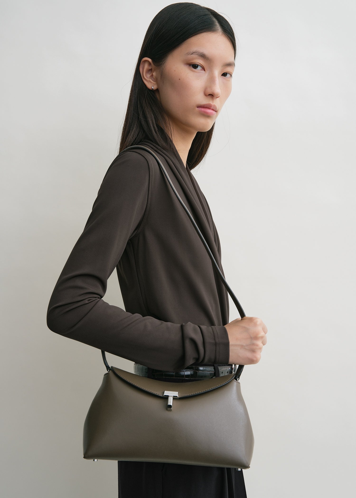 T-lock leather clutch ash