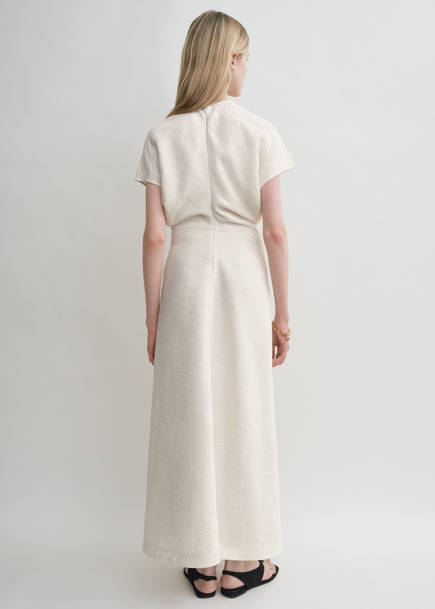 Slouch waist crinkled dress cream – TOTEME