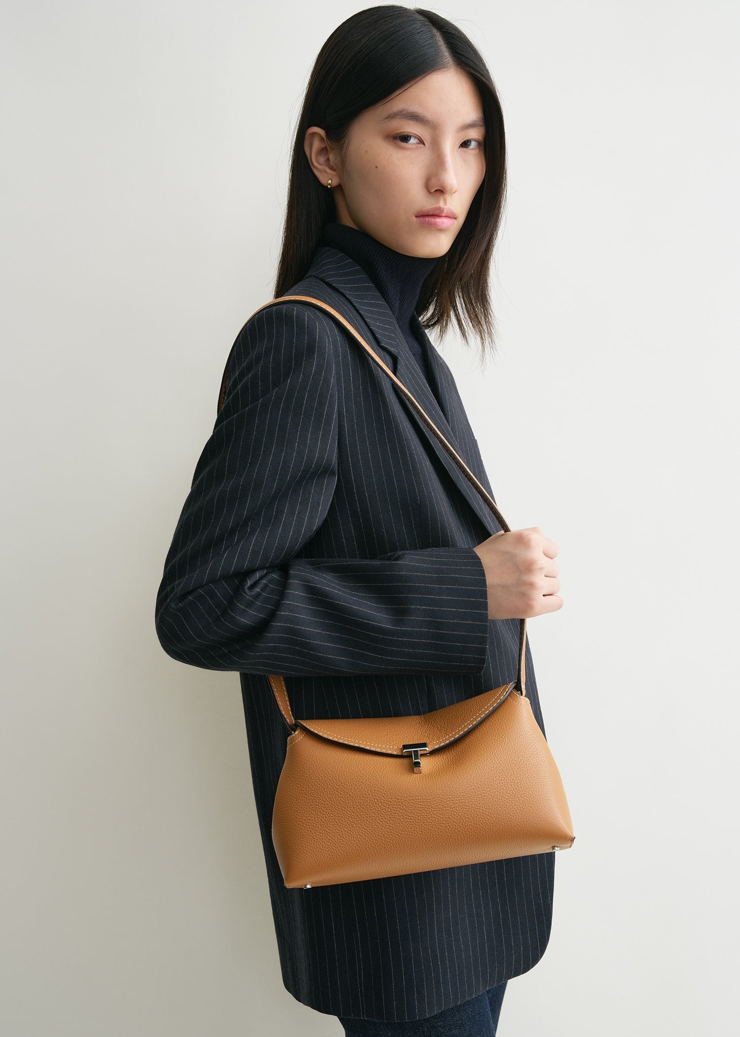 T-Lock grained-leather clutch tan – TOTEME