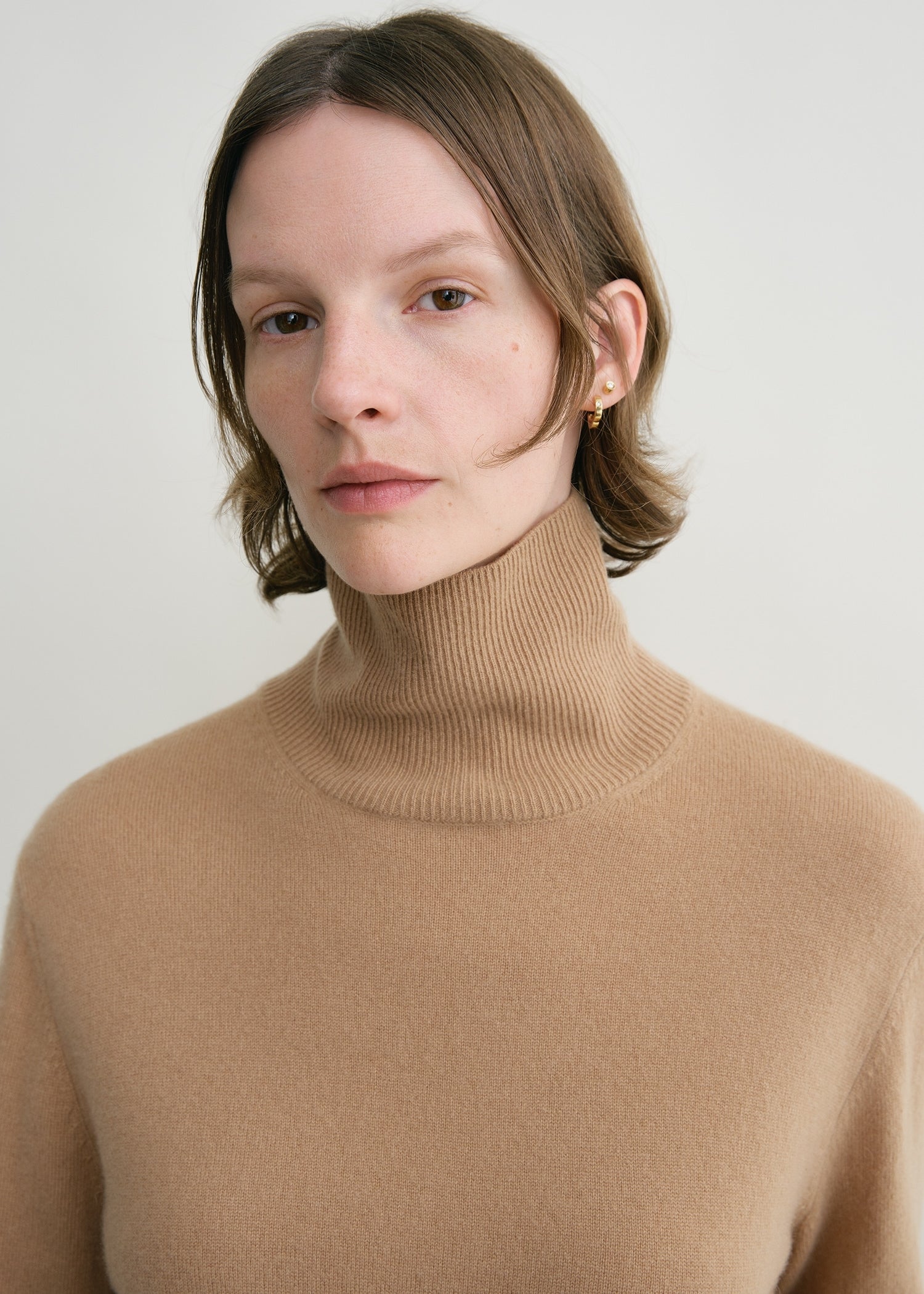 Cropped turtleneck camel TOTEME