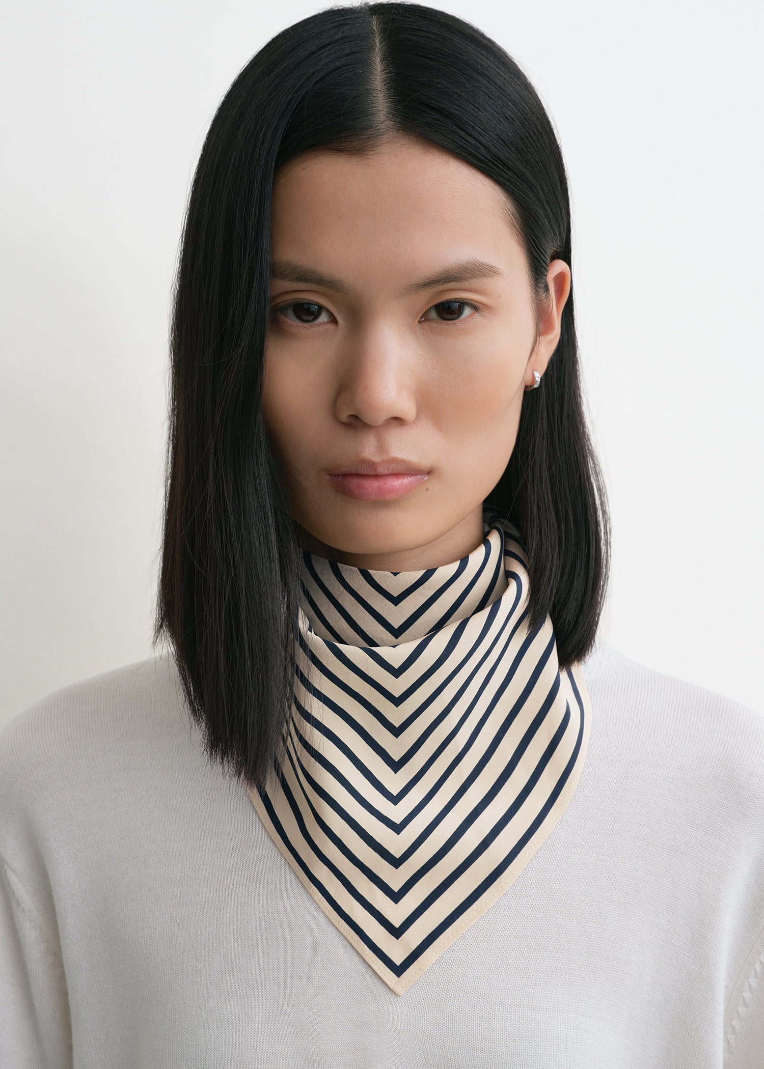 【TOTEME】シルクスカーフ Signature monogram silk scarf crème – TOTEME