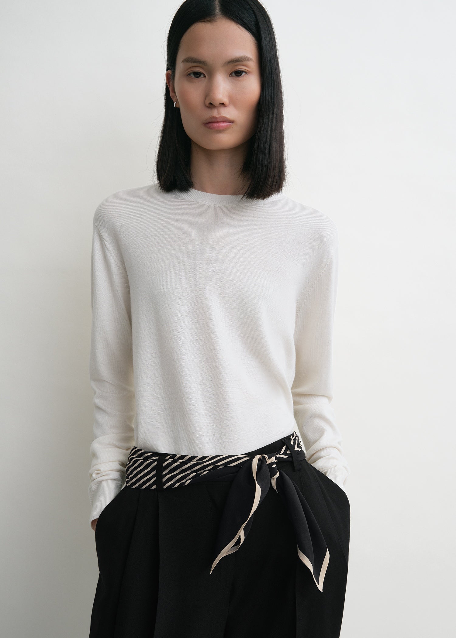Centered monogram silk scarf black – TOTEME