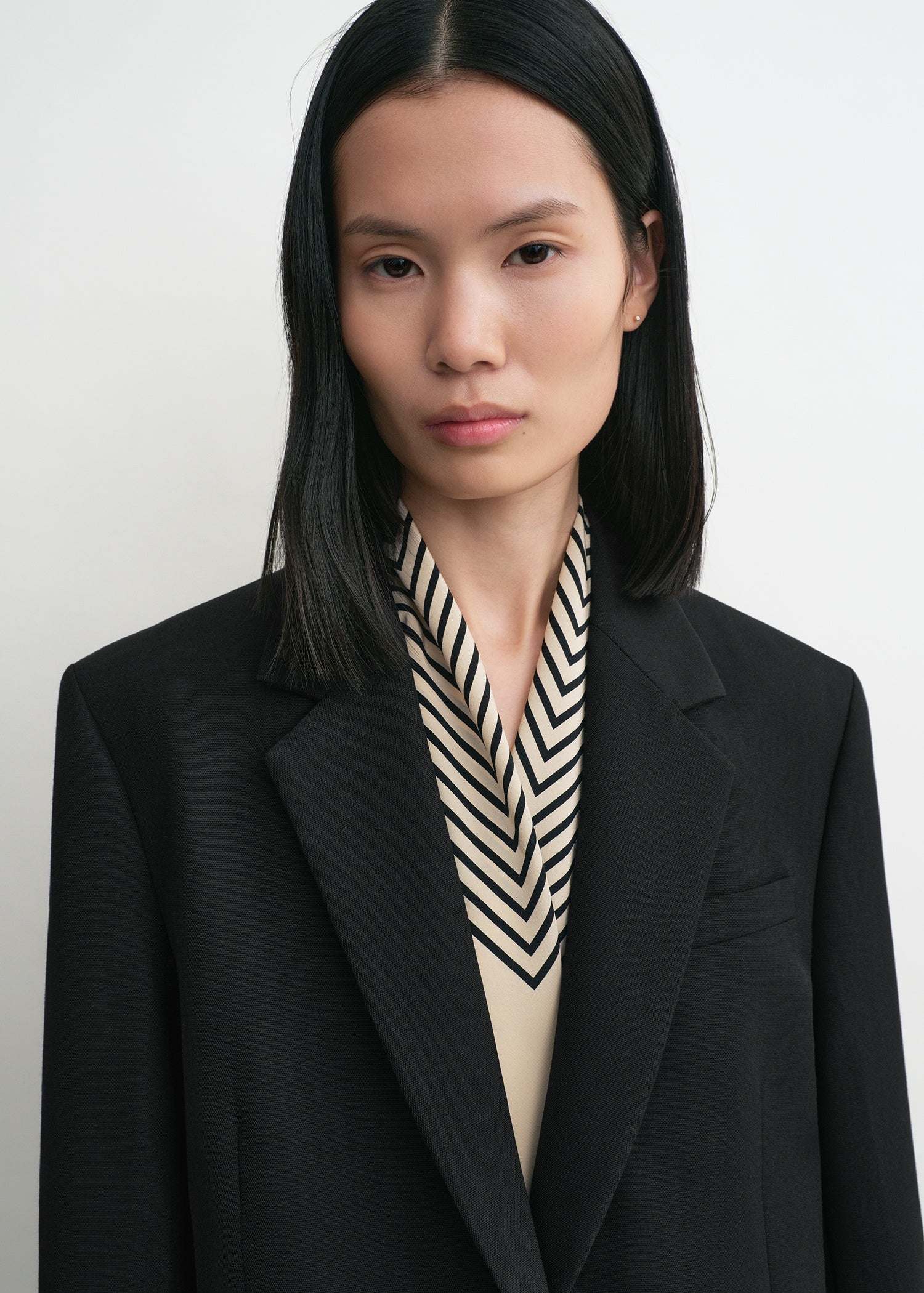 Centered monogram silk scarf crème – TOTEME
