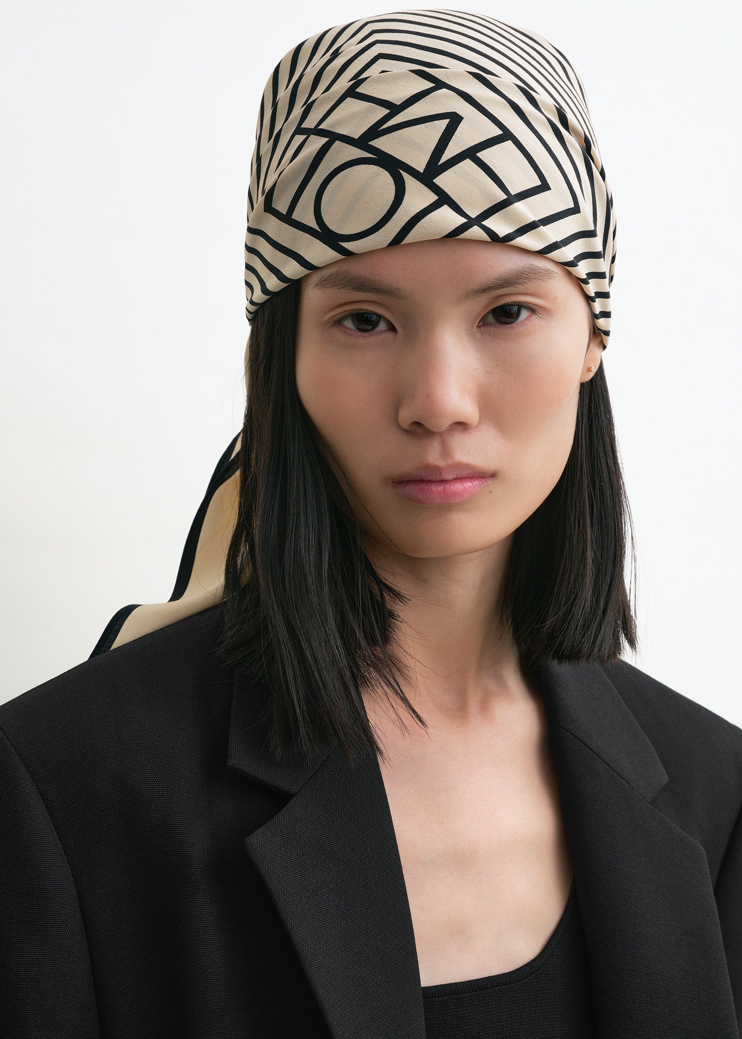 日曜日まで価格！Toteme CENTERED MONOGRAM シルクスカーフ Centered monogram silk scarf crème – TOTEME