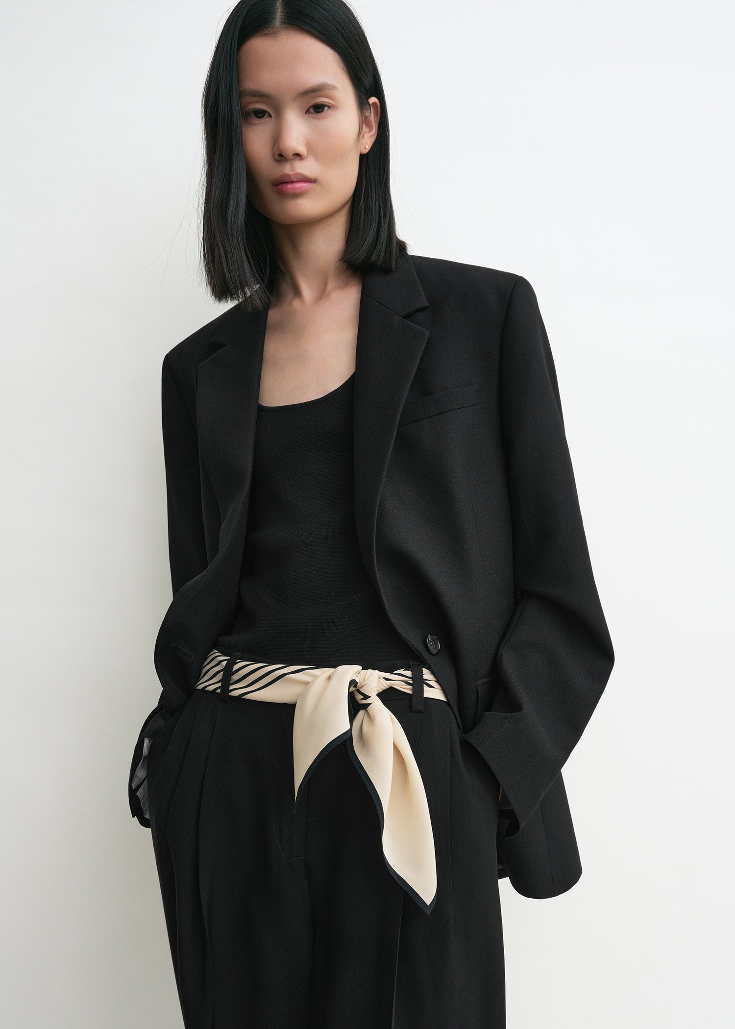 日曜日まで価格！Toteme CENTERED MONOGRAM シルクスカーフ Centered monogram silk scarf black – TOTEME