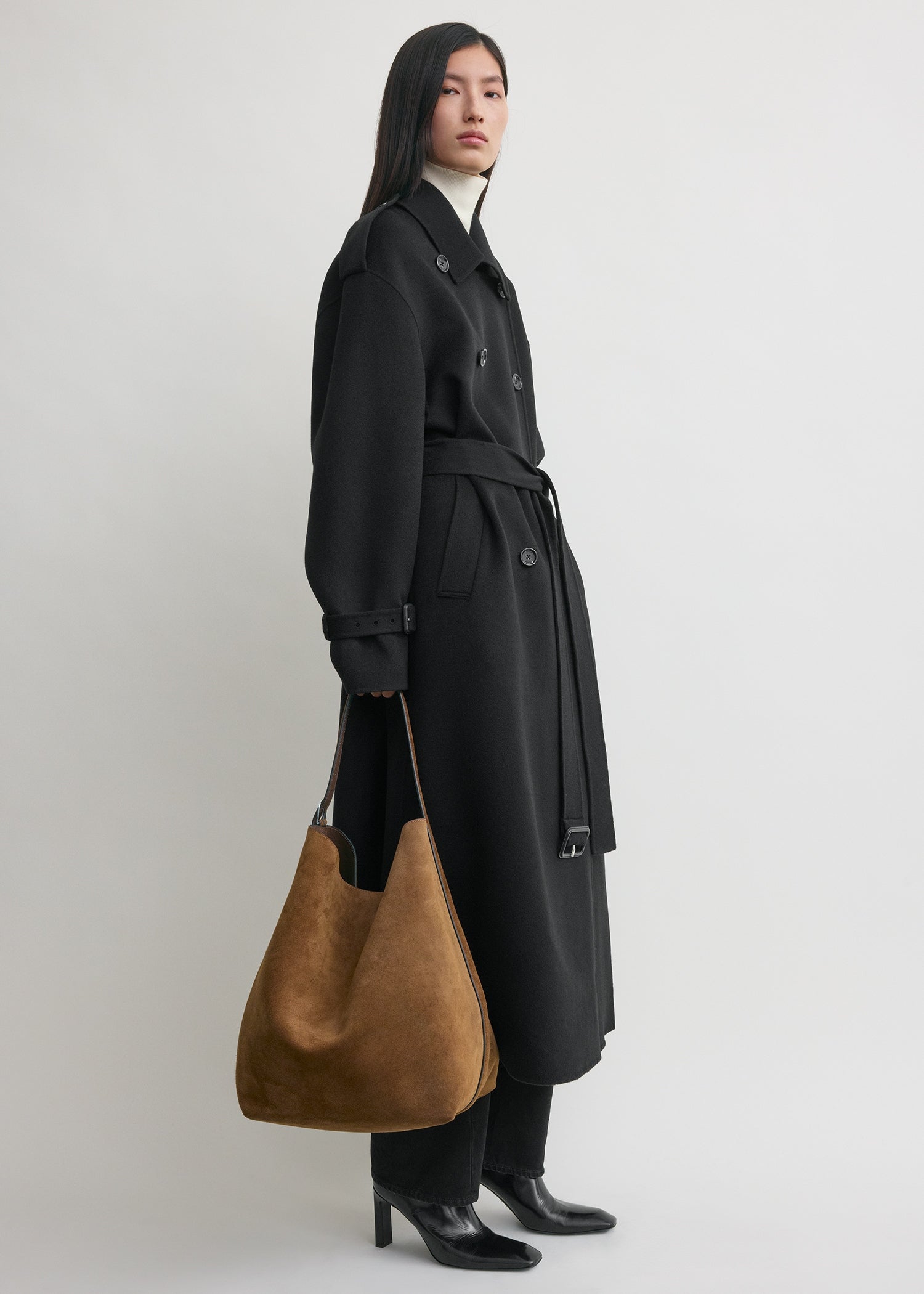 Belted suede tote tan – TOTEME