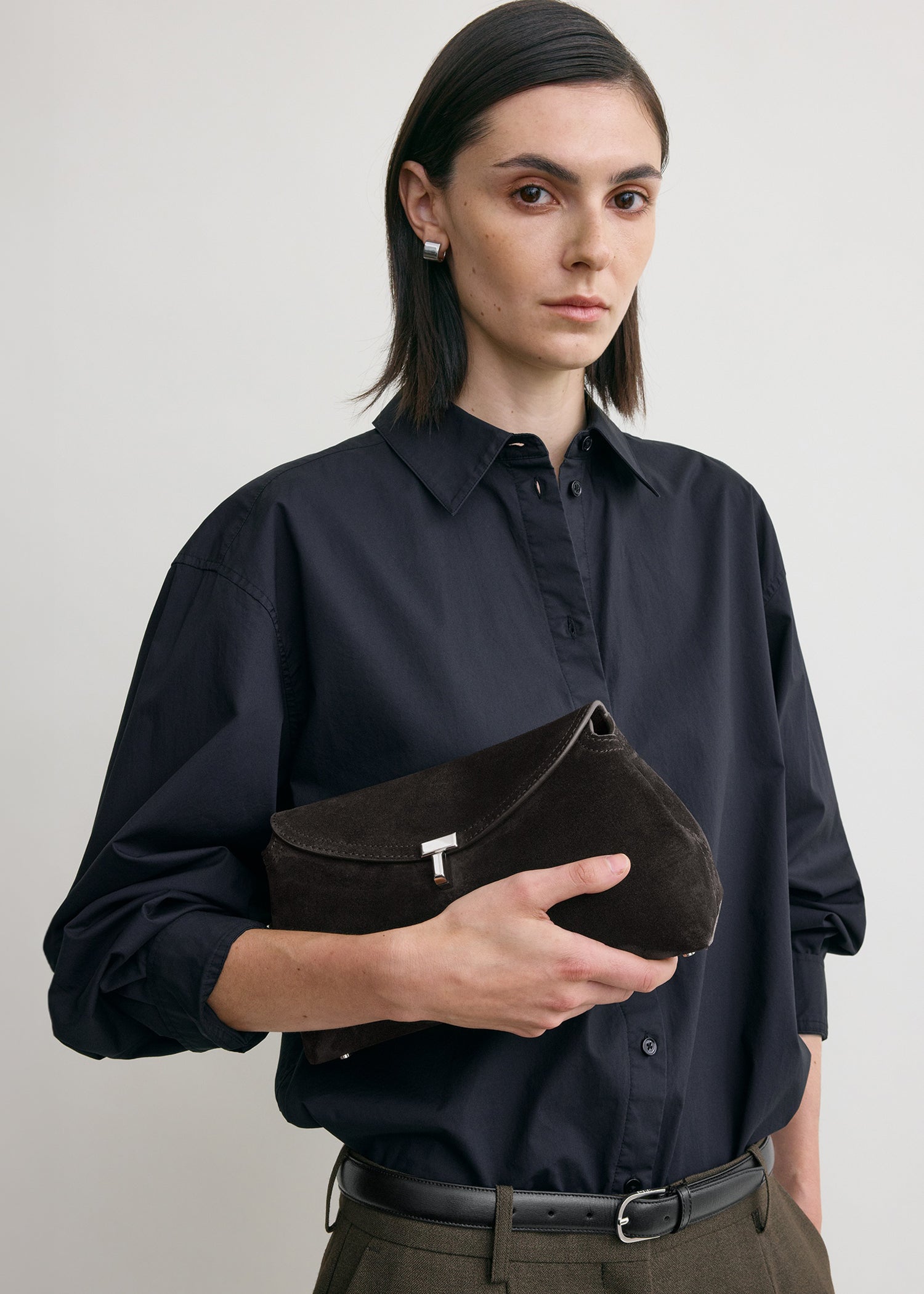 T-lock suede clutch espresso – TOTEME