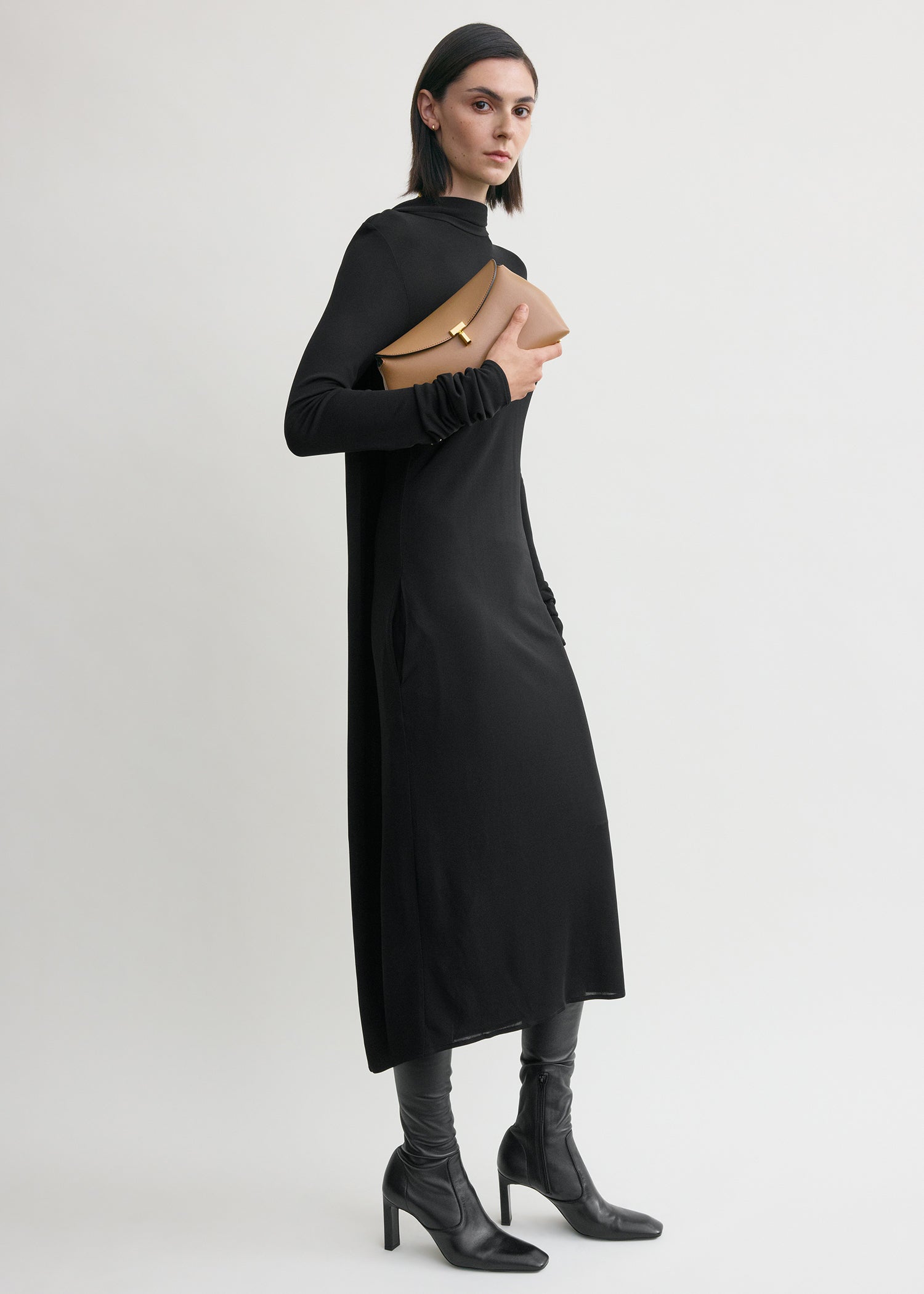 T-lock leather clutch camel – TOTEME