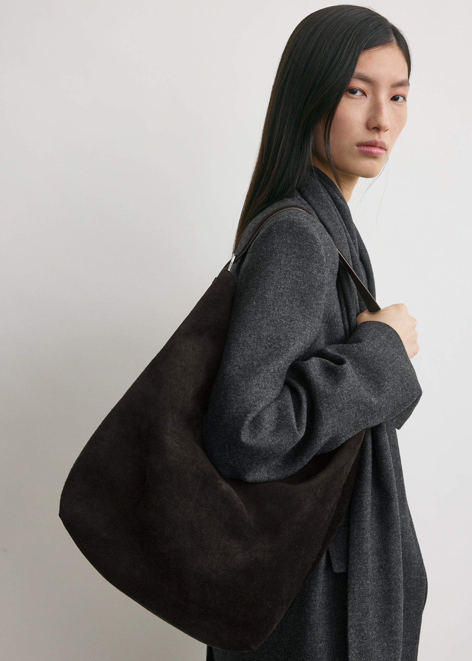 Belted suede tote espresso – TOTEME