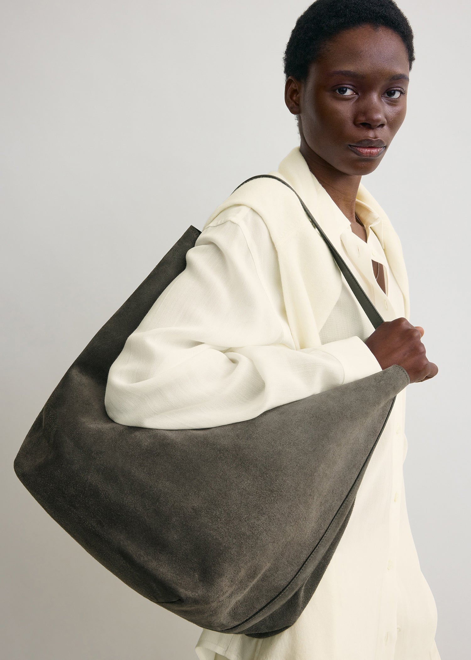 Belted suede tote granite – TOTEME