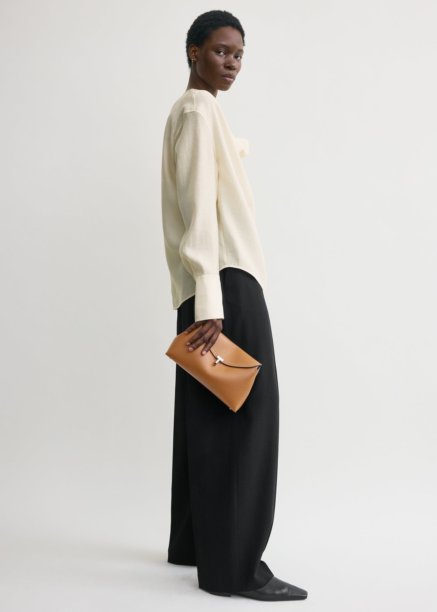 T-lock grained-leather clutch tan – TOTEME