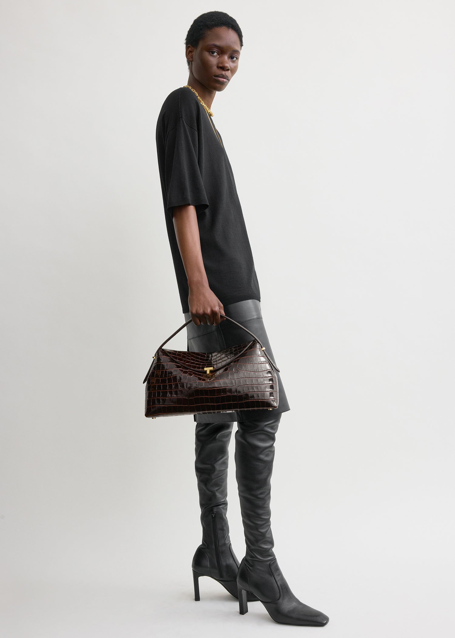 【TOTEME】Tロック クロコ型押し トップハンドル ダークブラウン T-lock croco-embossed top handle dark brown – TOTEME