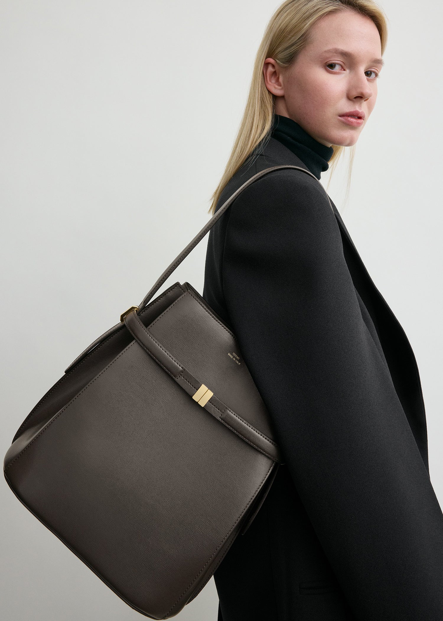 Belted leather bucket bag bark – TOTEME