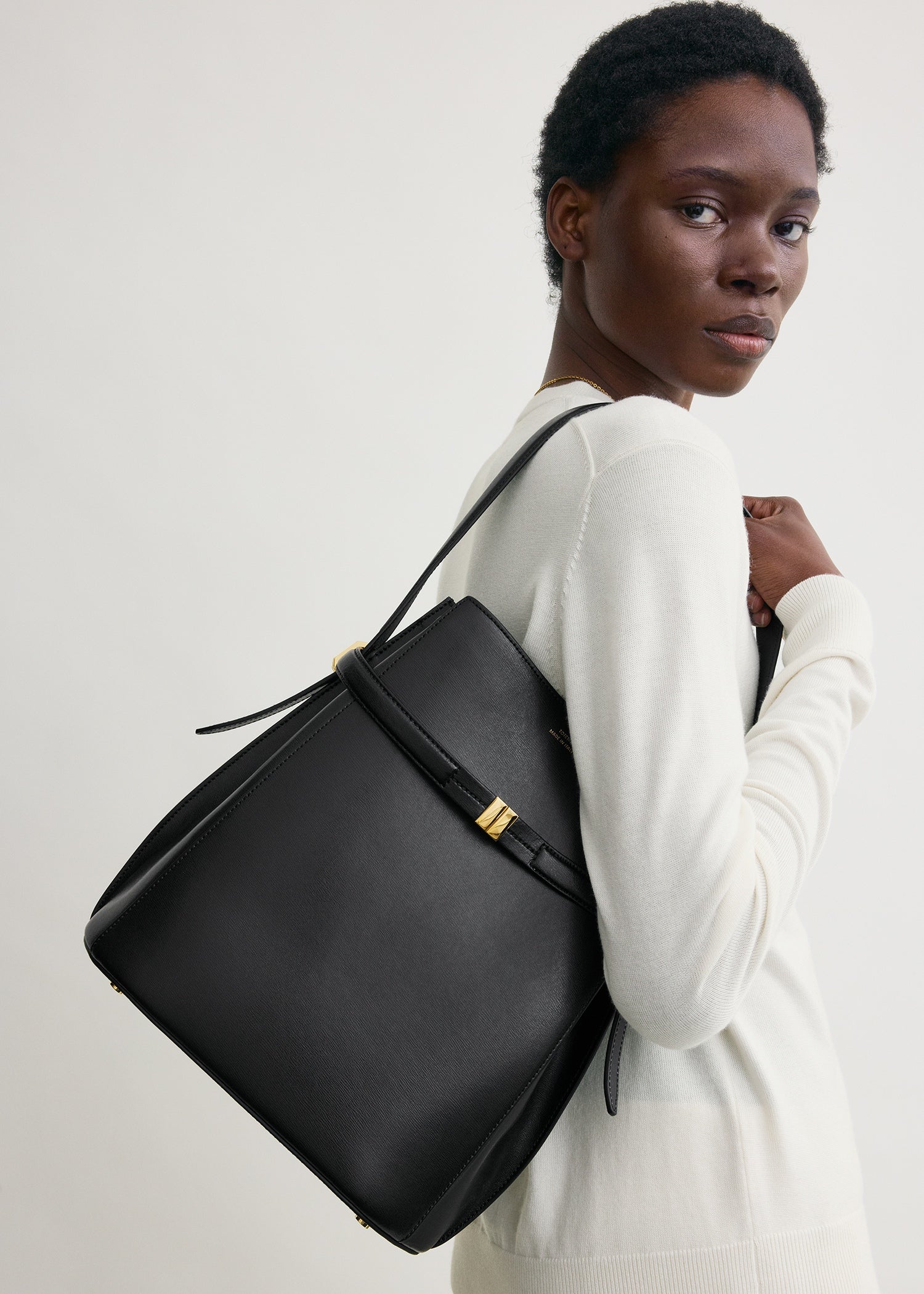 Belted leather bucket bag black