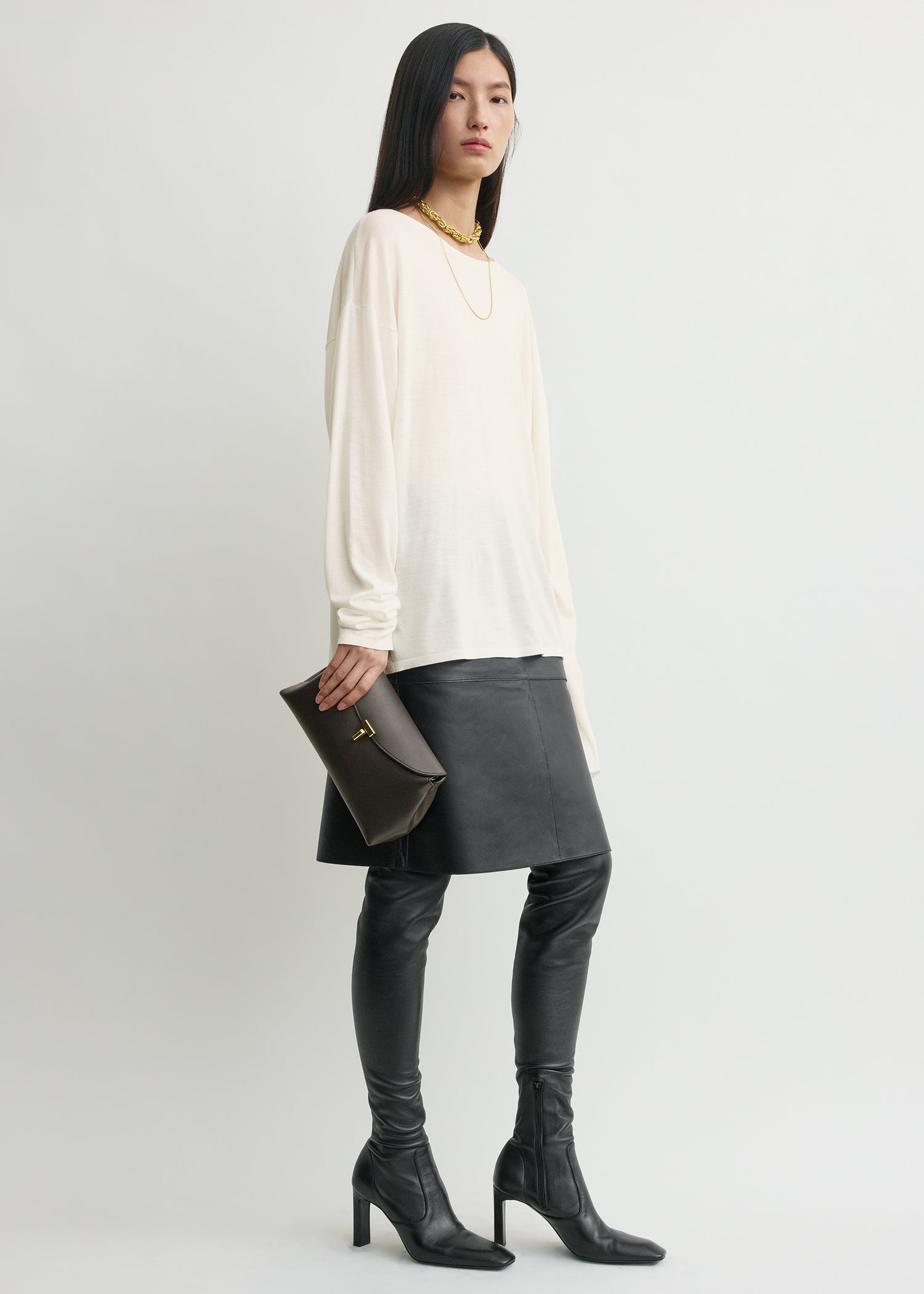 T-Lock leather clutch bark – TOTEME