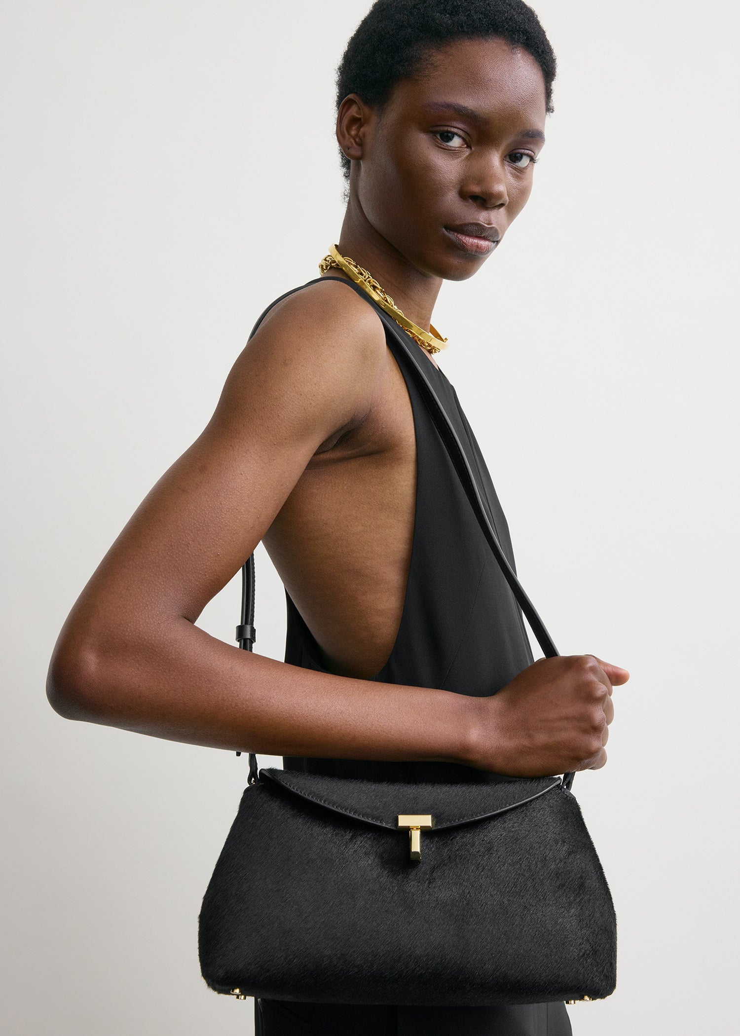 T-Lock pony hair clutch black – TOTEME