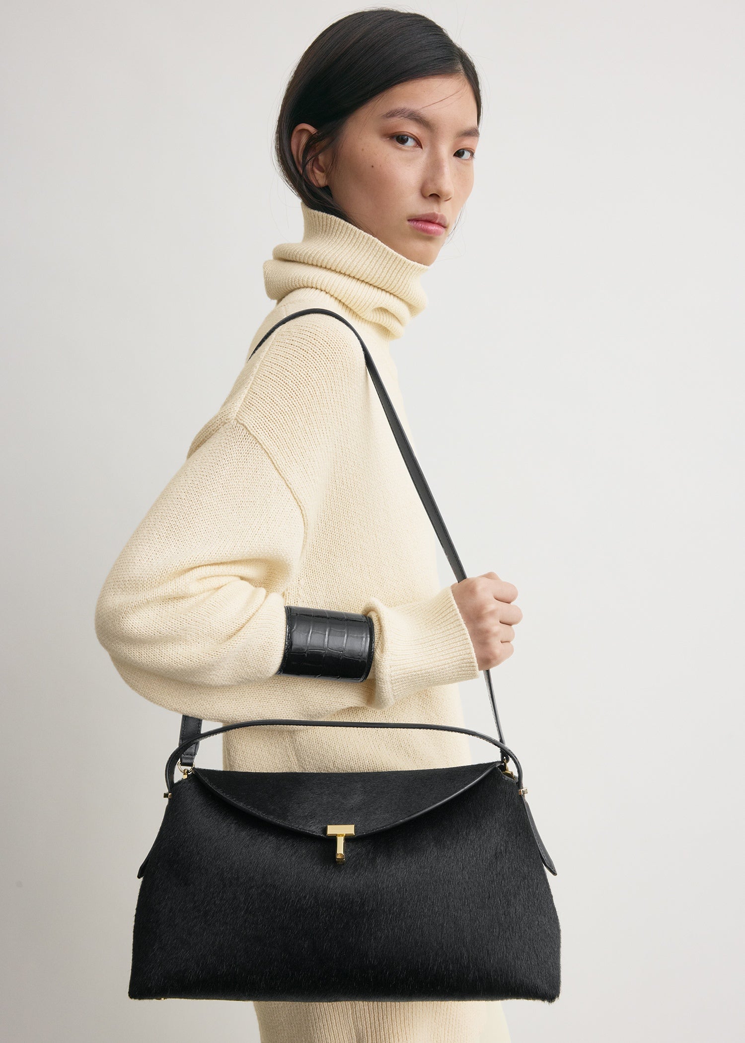 T-lock grained-leather top handle black – TOTEME1