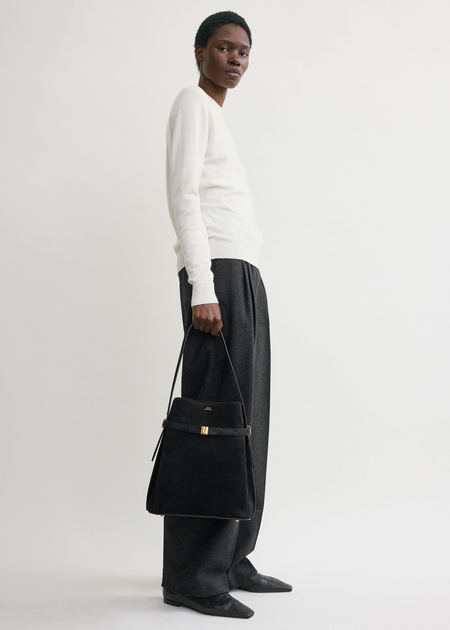 Belted suede bucket bag black – TOTEME