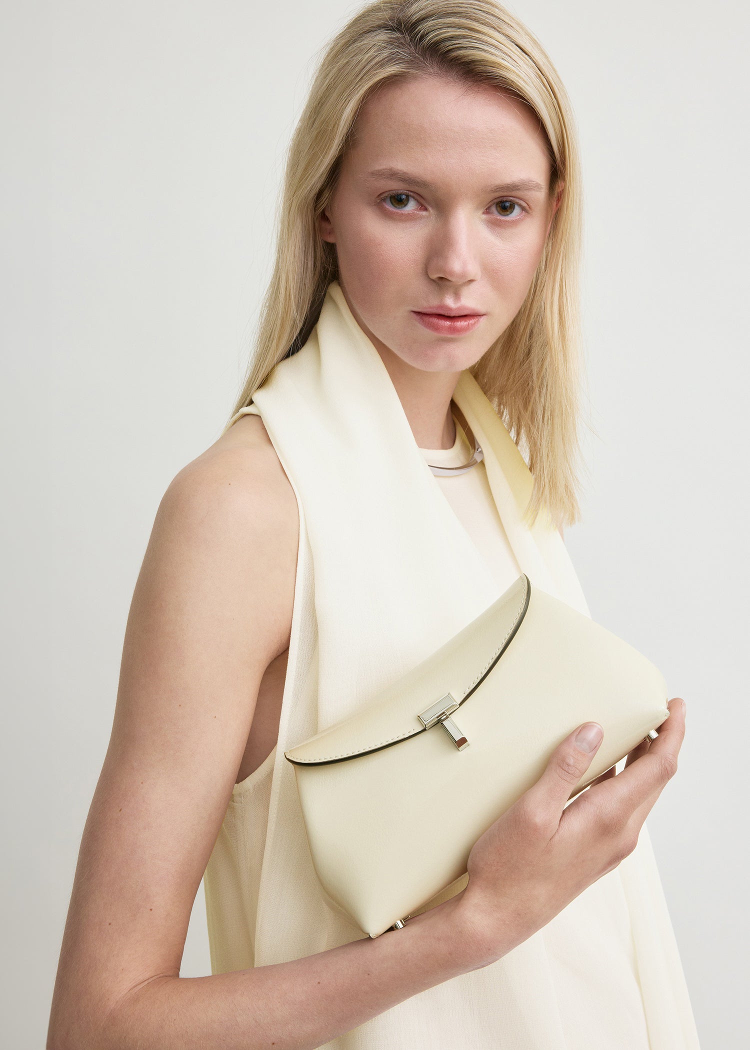 Mini T-lock naplack clutch milk – TOTEME