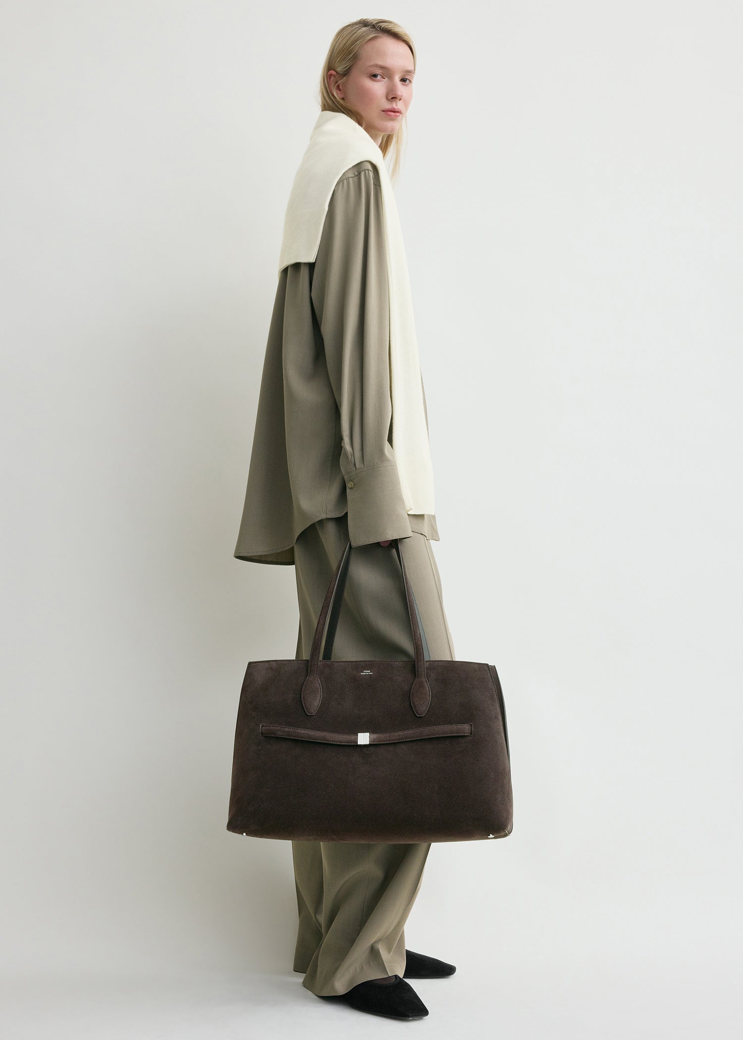 Suede lounge tote brown – TOTEME