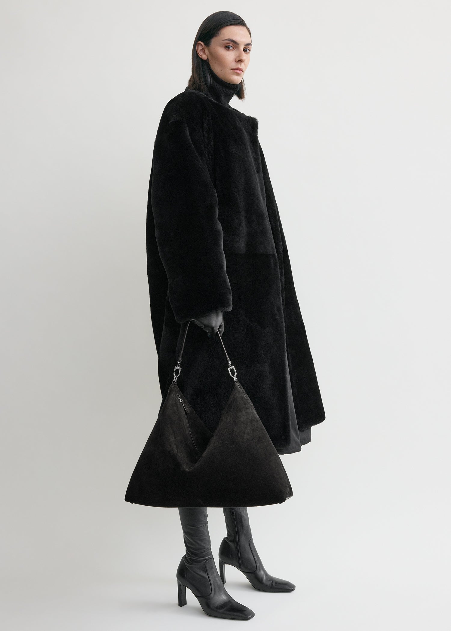 Bevel suede bag black – TOTEME