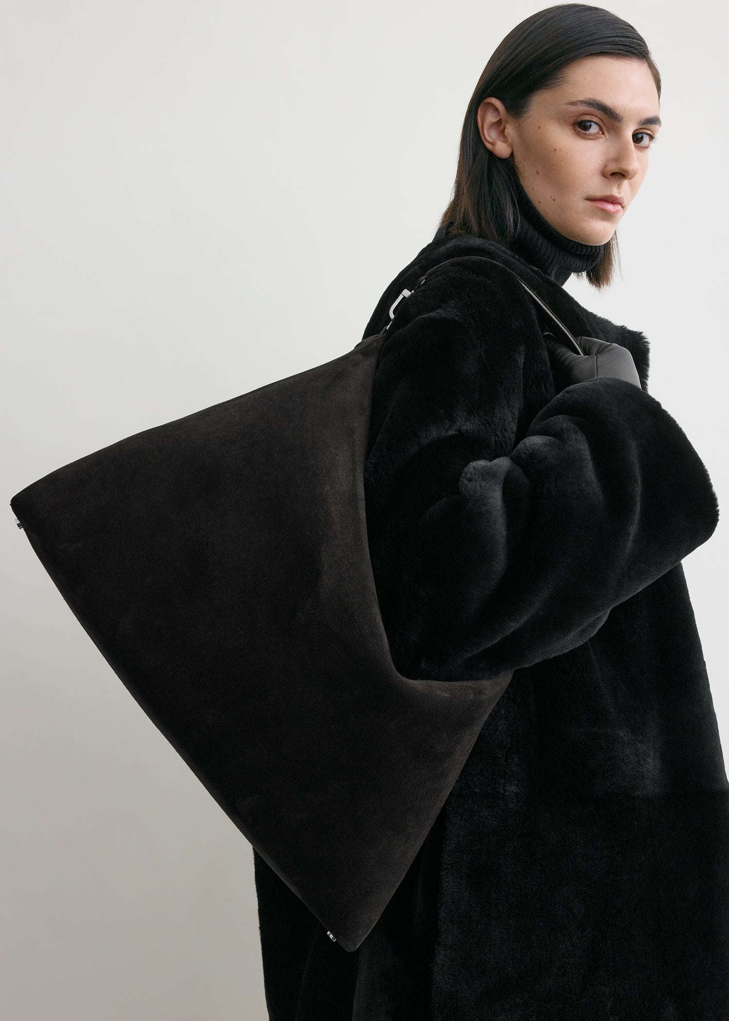 Bevel suede bag black – TOTEME