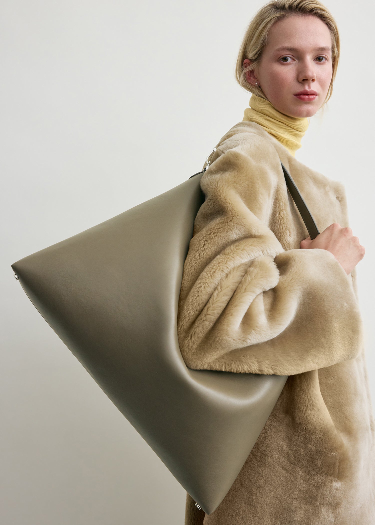 Bevel leather bag taupe – TOTEME