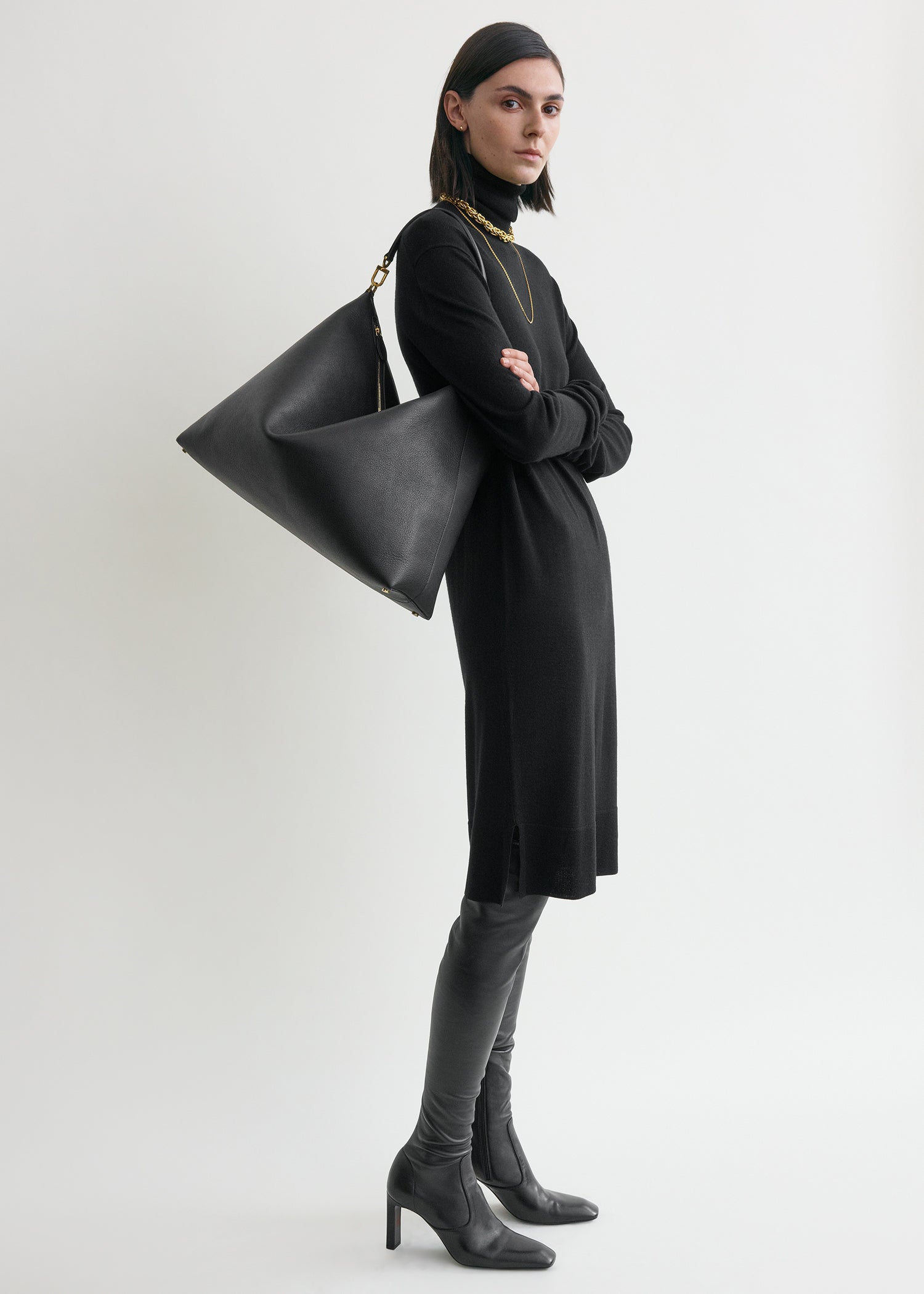 Bevel grained-leather bag black