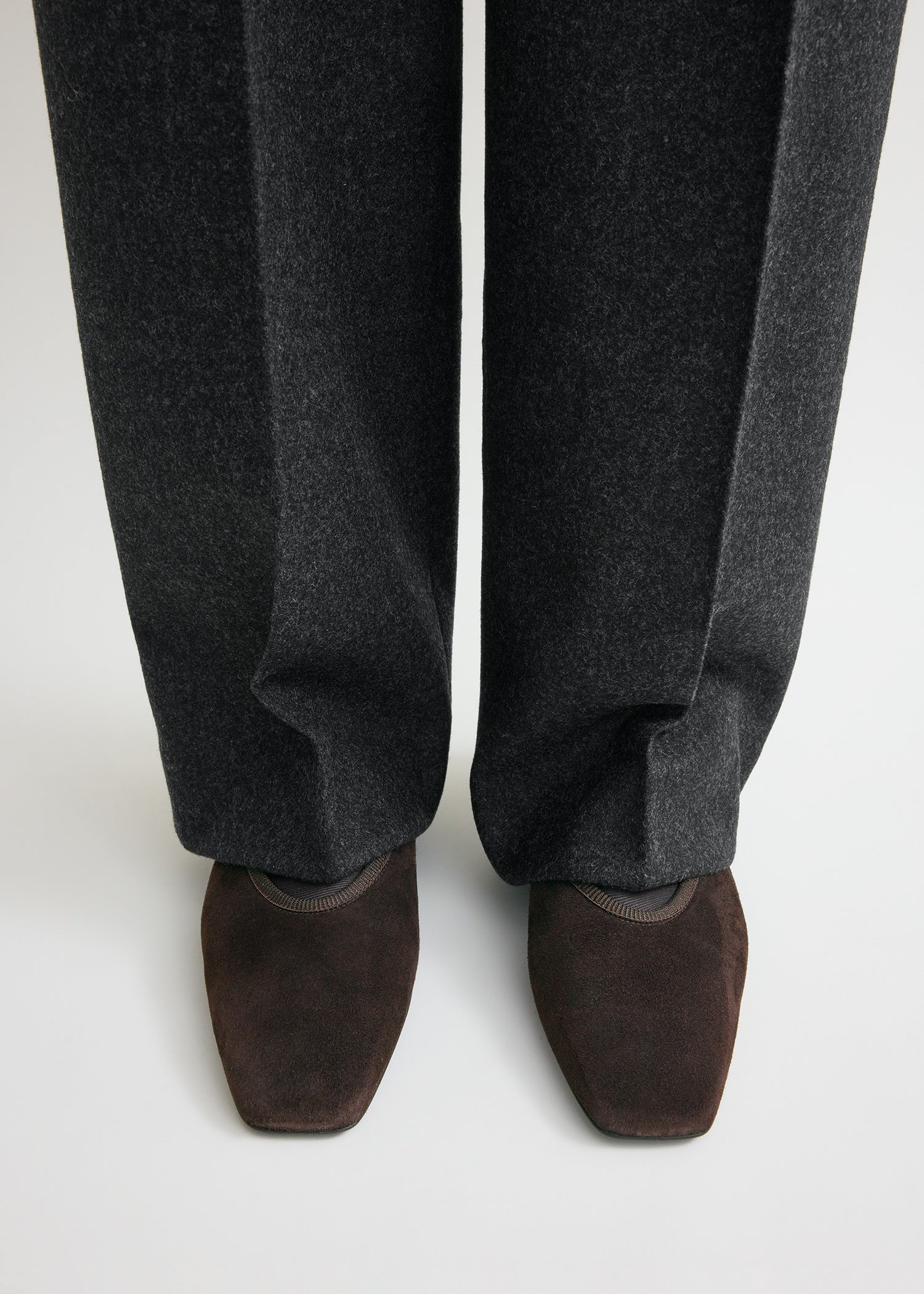 Minimalist suede ballerinas pepper