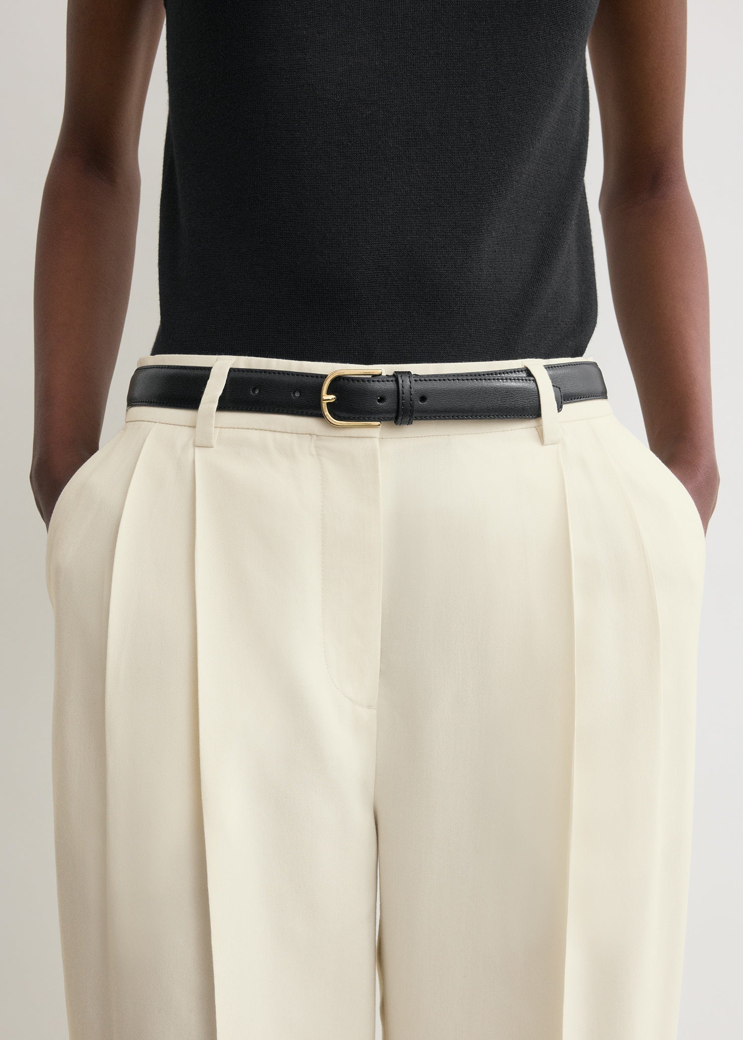 Slim leather trouser belt black – TOTEME