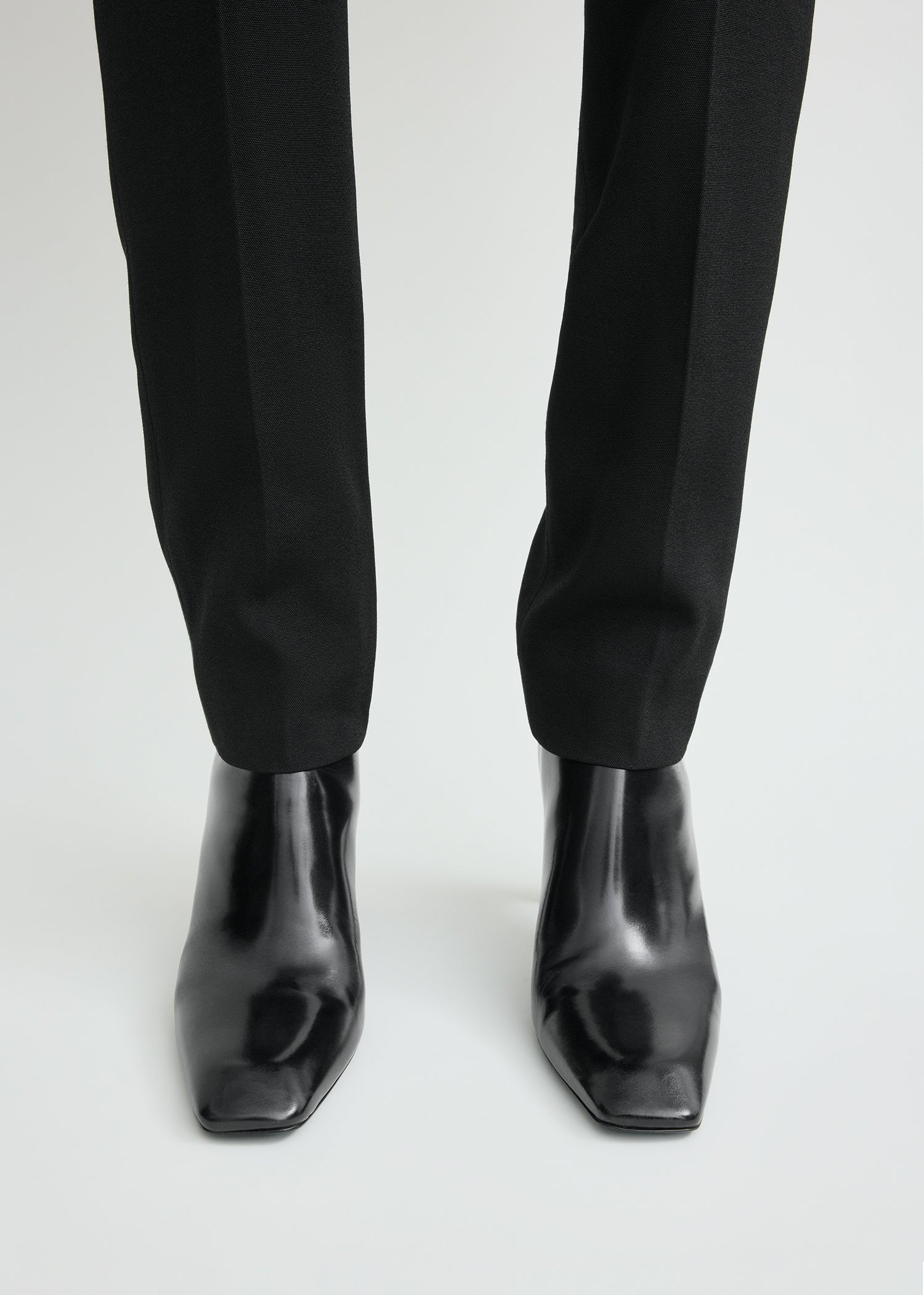 Bar glossy leather boots black – TOTEME
