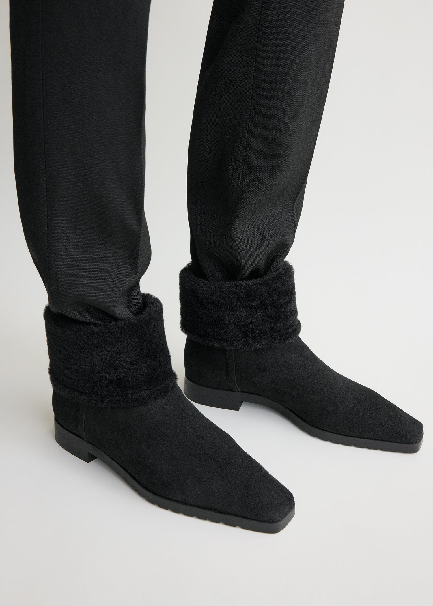 Fold-down shearling boots black – TOTEME