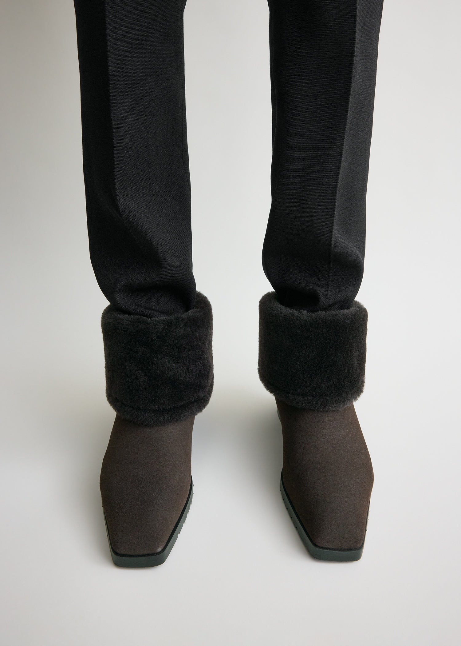 Fold-down shearling boots pepper