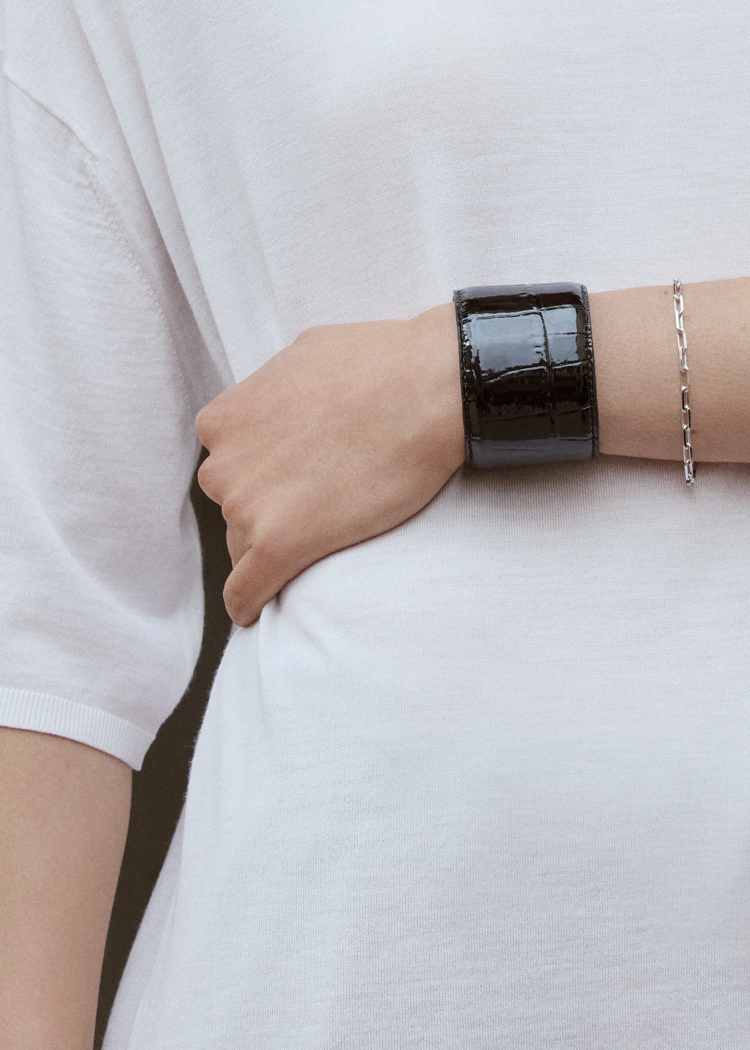 Croco-embossed cuff black
