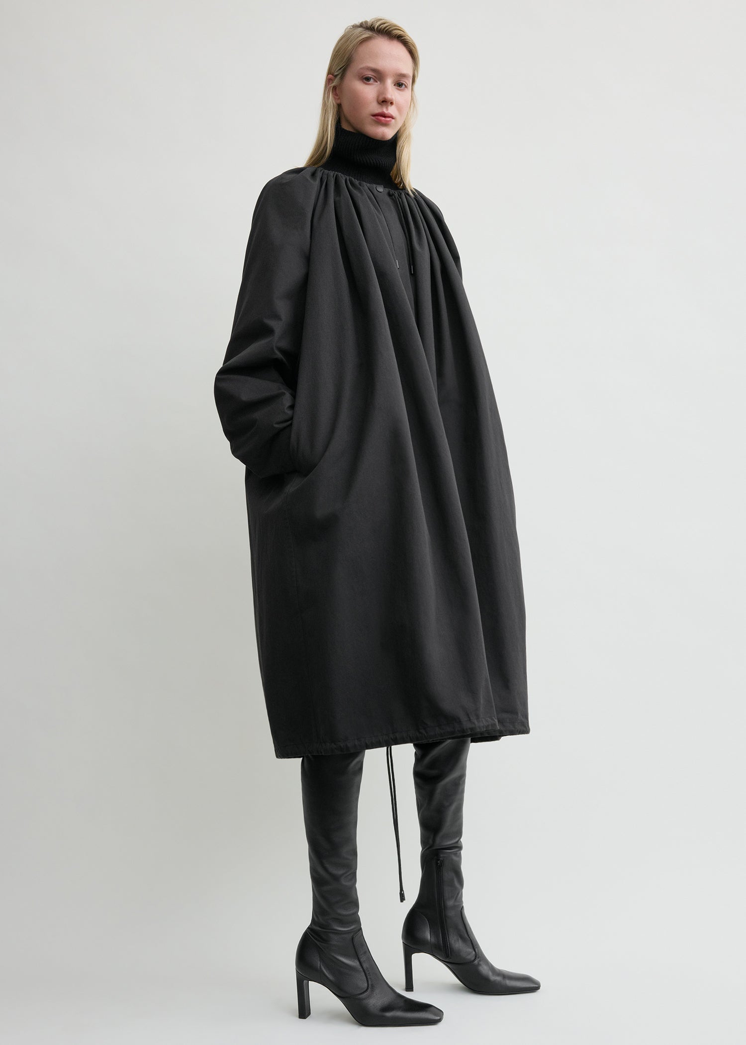 Gathered parachute coat black