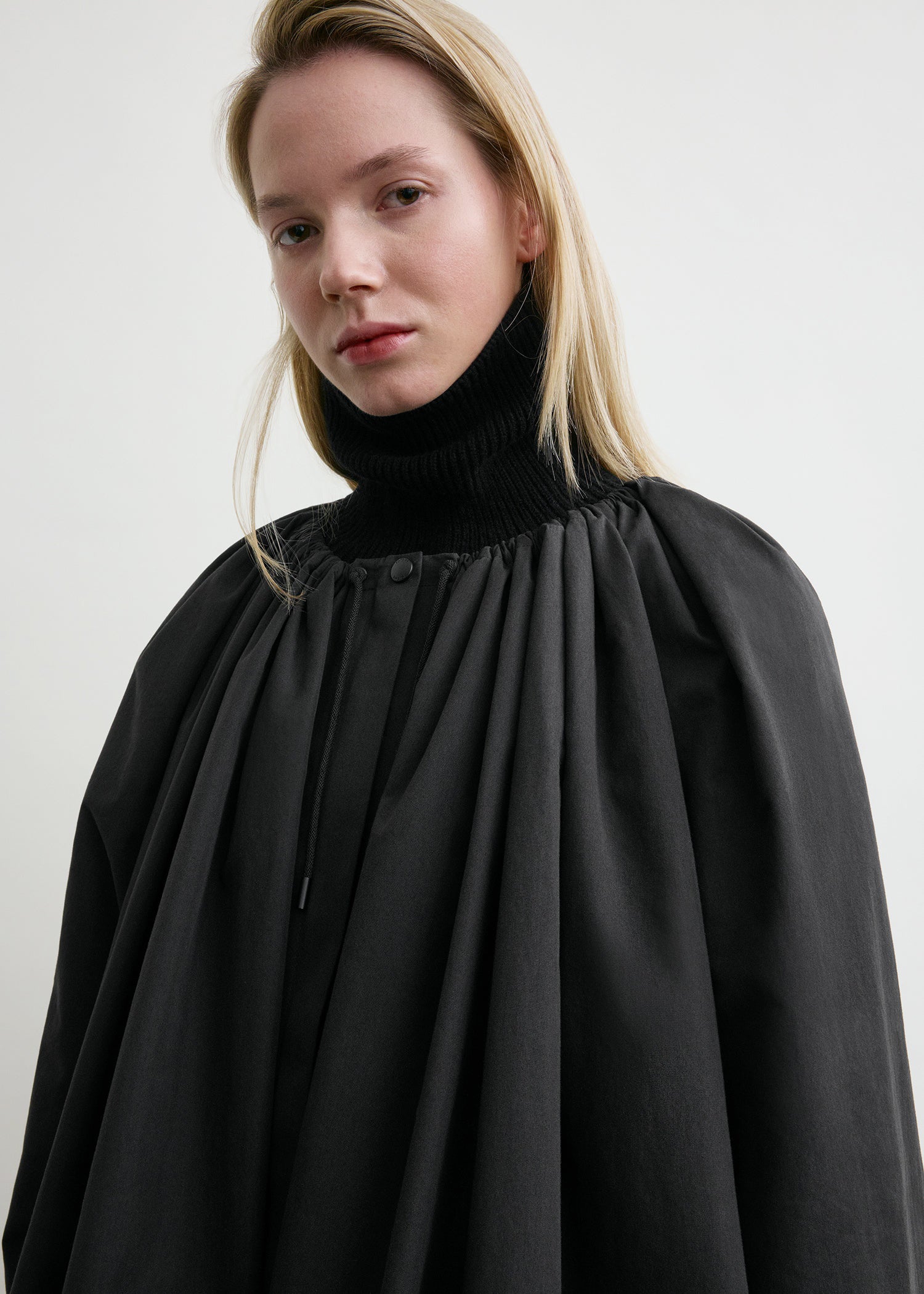 Gathered parachute coat black