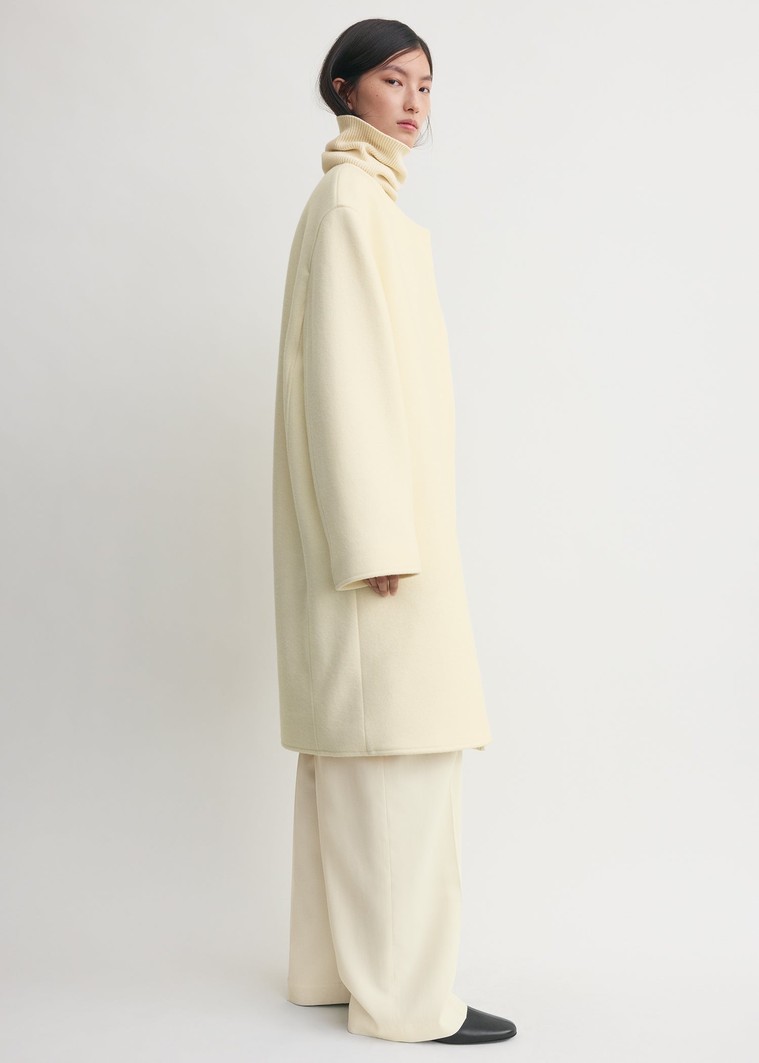 Collarless felt coat ecru
