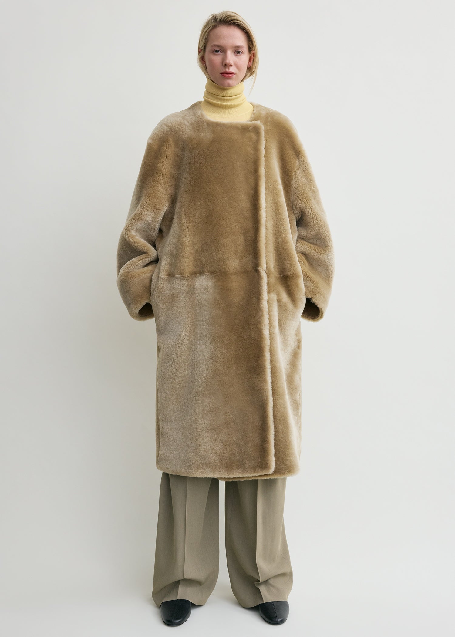 Collarless shearling coat rye