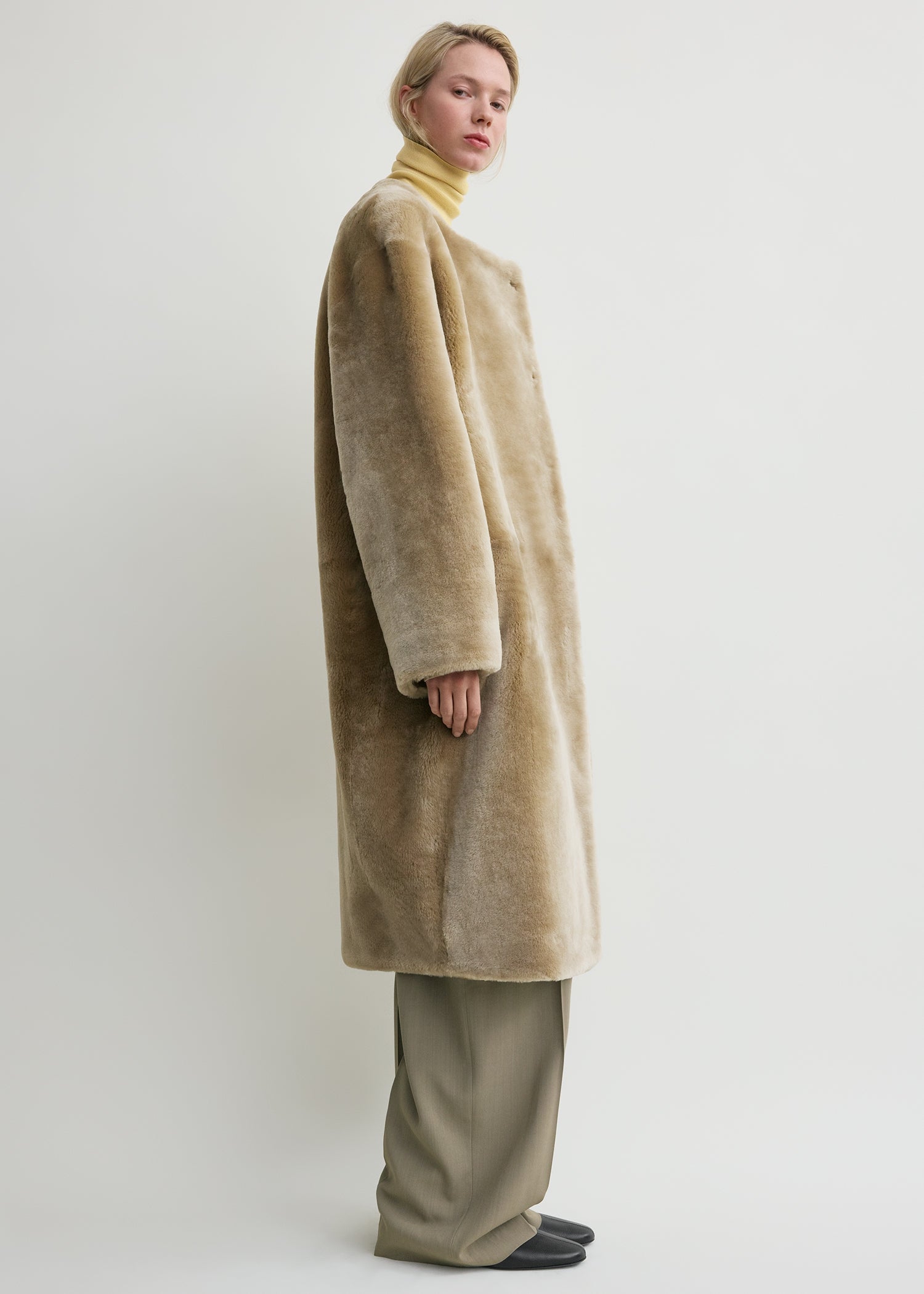 Collarless shearling coat rye – TOTEME